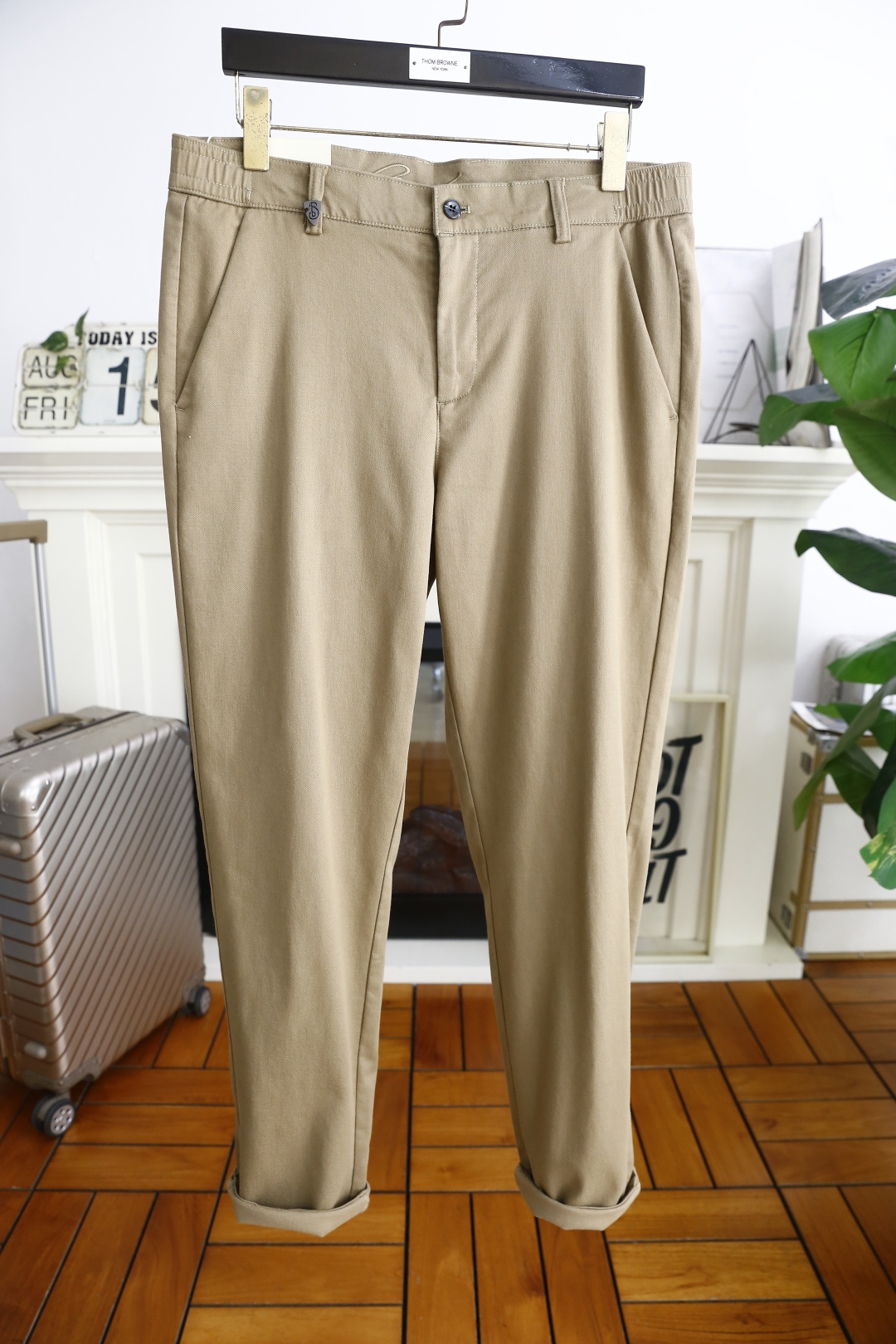 NO:515747,Burb*rry. 26 early autumn fashion new men's casual trousers!  It uses comfortable and breathable fabric, luxurious and classic brand Zhanma LOGO design, and the upper body is casual and comfortable!  No sense of restraint!  The same product for overseas European counters, the upper body is fashionable and sporty, very low-key and luxurious!  The stitching of the turner is delicate and strong!  Perfect three-dimensional tailoring, highly recommend buying the product!  Counter size: 29-40, shipped the next day!  ,burberry,burberry,alexander wang19860909巴宝丽/Burb*rry. 26早秋时尚新品男士休闲西裤！采用舒适透气面料,奢华经典品牌战马LOGO设计 上身随意舒服！无束缚感！海外欧洲专柜同品,上身时尚运动显时尚,很低调且不失奢华品味！车工缝线细致而强悍！完美立体剪裁,强烈推荐购入货色！专柜尺码:29-40,隔天出货！,,burberry,burberry,alexander wang,Men's clothing