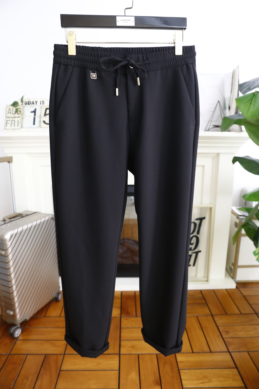 NO:517900,TF. 26 early autumn fashion new men's casual pants!  It uses imported comfortable and breathable fabrics, luxurious brand classic letter pattern design, and the upper body is casual and comfortable!  Elastic waist and close the casual combination without restraint!  The same product for overseas European counters, the upper body is fashionable and sporty, very low-key and luxurious!  The stitching of the turner is delicate and strong!  Perfect three-dimensional tailoring, highly recommend buying the product!  Counter size 29-40, shipped the next day!  ,,tom ford,alexander wang19860909TF. 26早秋时尚新品男士休闲裤！采用进口舒适透气面料,奢华品牌经典字母图案设计 上身随意舒服！松紧腰收口休闲搭配无束缚感！海外欧洲专柜同品,上身时尚运动显时尚,很低调且不失奢华品味！车工缝线细致而强悍！完美立体剪裁,强烈推荐购入货色！专柜尺码29-40,隔天出货！,,tom ford,alexander wang,Men's clothing