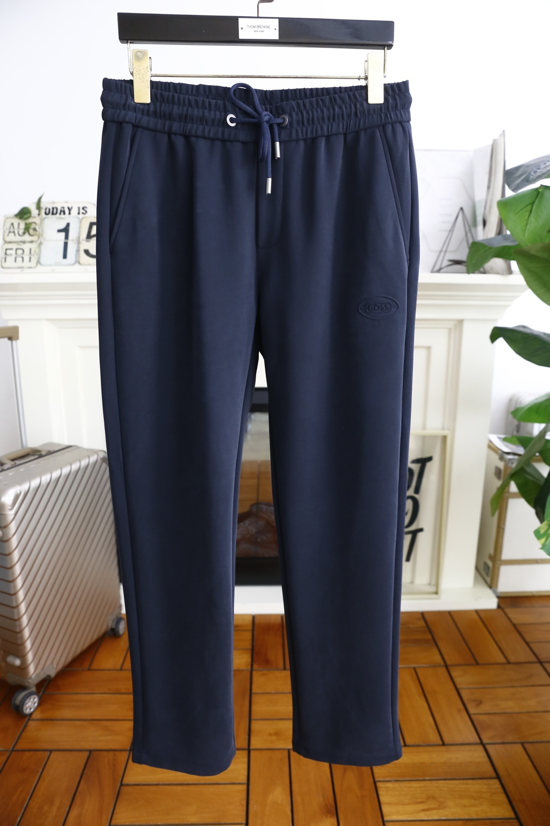 NO:515743,BOSS. 26 early autumn fashion new men's casual pants!  It uses imported comfortable and breathable fabrics, luxurious brand classic letter pattern design, and the upper body is casual and comfortable!  Elastic waist and close the casual combination without restraint!  The same product for overseas European counters, the upper body is fashionable and sporty, very low-key and luxurious!  The stitching of the turner is delicate and strong!  Perfect three-dimensional tailoring, highly recommend buying the product!  Counter size 29-40, shipped the next day!  ,alexander wang19860909BOSS. 26早秋时尚新品男士休闲裤！采用进口舒适透气面料,奢华品牌经典字母图案设计 上身随意舒服！松紧腰收口休闲搭配无束缚感！海外欧洲专柜同品,上身时尚运动显时尚,很低调且不失奢华品味！车工缝线细致而强悍！完美立体剪裁,强烈推荐购入货色！专柜尺码29-40,隔天出货！,,alexander wang,Men's clothing