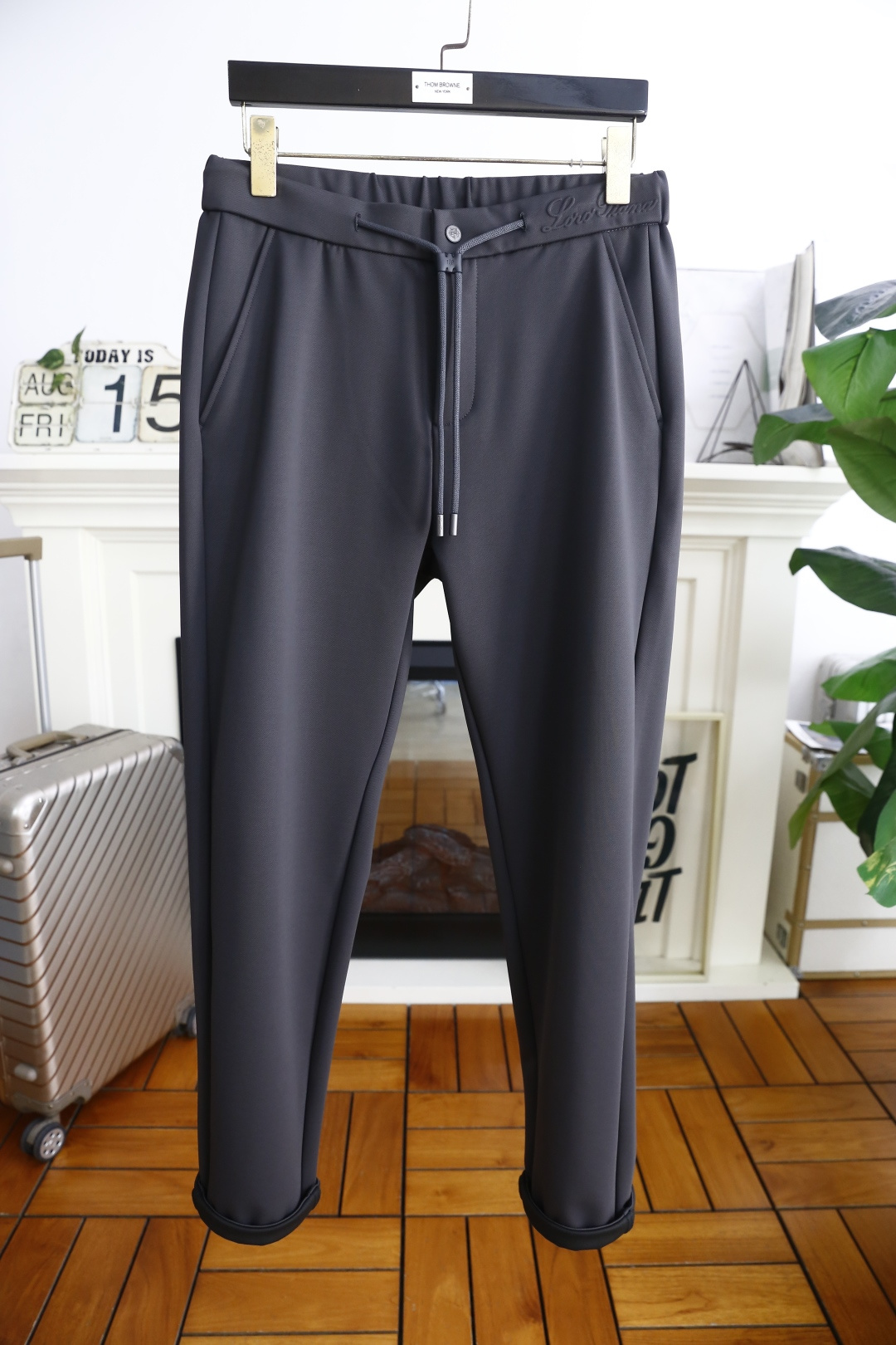 NO:515745,LP. 25 early autumn new model is released!  LP fashion men's versatile elastic waist casual trousers!  Luxury brand classic letter LOGO design!  Comfortable and breathable fabric for summer!  Fashionable and versatile style, very good on the upper body!  The two-sided wipe bags are paired with elastic waist and excellent comfort. The trendy men's must-have items for traveling!  Size 29-40, shipped the next day!  loro piana alexander wang19860909LP. 25早秋新款发布！LP时尚男士百搭松紧腰休闲西裤！奢华品牌经典字母LOGO设计！采用夏季舒适透气面料！时尚潮流百搭款,上身非常赞！两侧擦袋搭配松紧腰舒适感极佳潮男出行必备单品！尺码29-40,隔天出货！,,loro piana,alexander wang,Men's clothing