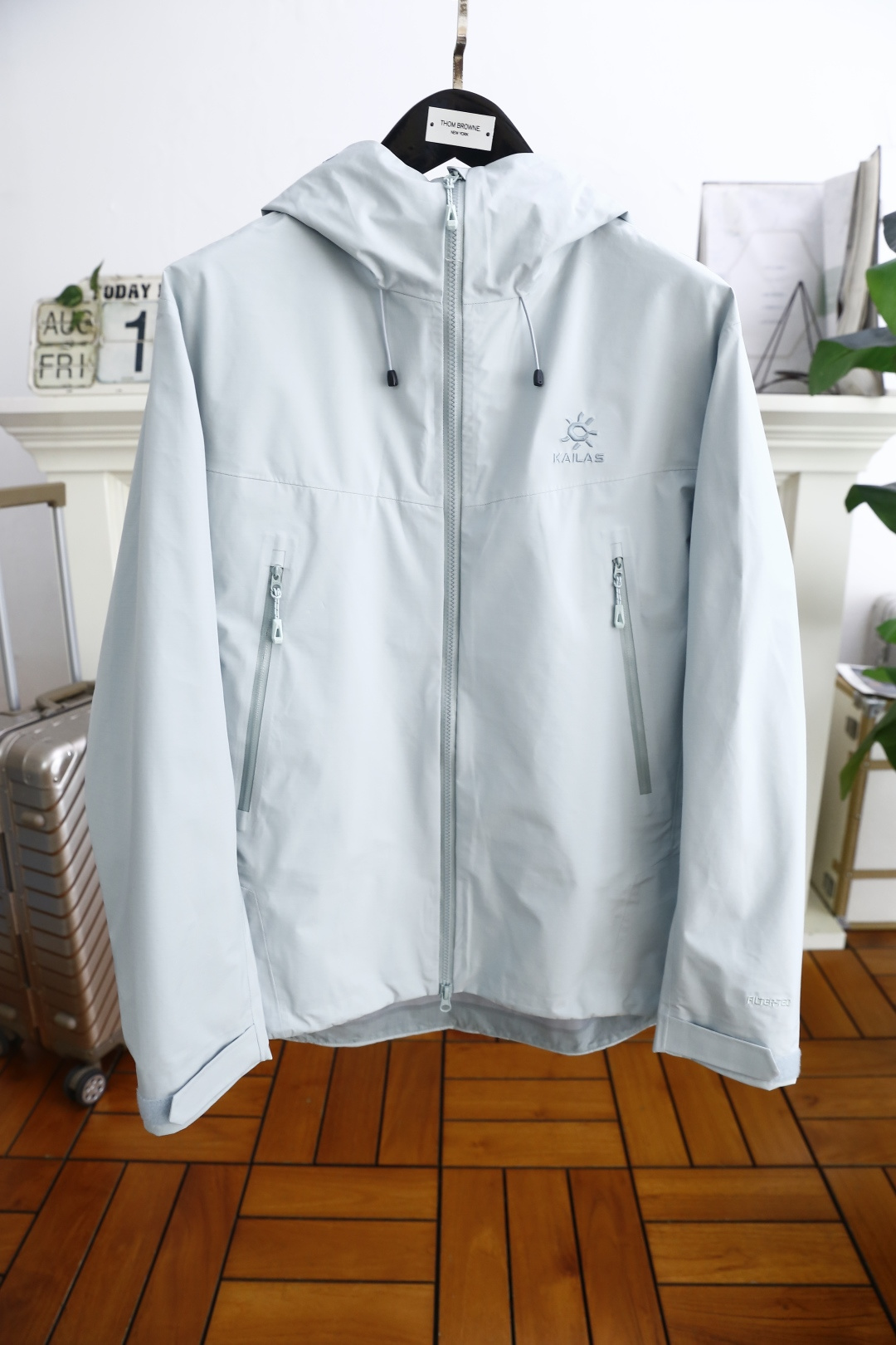 NO:515756,Kaileshi/KAILAS. The new style of the 2026 early autumn fashion men and women's hooded waterproof windproof jacket that has been continuing. Trendy luxury items series. Imported top outdoor waterproof windproof fabrics. The classic letters of luxury brands are designed with basic colors. The classic style of European brands is perfectly displayed. The fashion style of European brands is adhered to quality!  Pay attention to every detail and be taller!  Quality goods, recommended to buy!  Complete three standards!  Counter code S-2XL, shipped the next day!  ,,jackets & coats,hats,alexander wang19860909凯乐石/KAILAS. 2026早秋新款时尚男女同款连帽防水防风冲锋衣外套一直在延续的款式 潮流奢华单品系列 进口顶级户外防水防风面料 奢华品牌经典字母LOGO设计颜色够基础 搭经够经典 完美展现欧洲大牌时尚风 坚持品质！注意每个细节,上身高大上！ 品质货,推荐购入！三标齐全！专柜码数S-2XL,隔天出货！,,jackets & coats,hats,alexander wang,Men's clothing