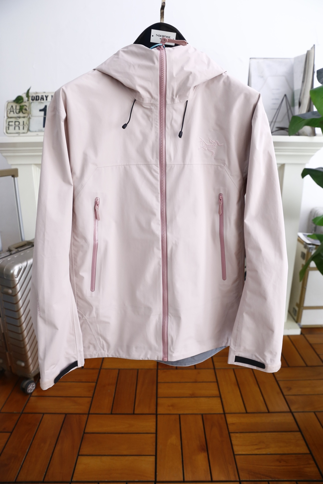 NO:515771,Archaeopteryx. 26 early autumn new fashion and versatile men and women’s same style as jacket!  The brand's classic logo is paired with three functions: waterproof, windproof and breathable. This is not just an ordinary jacket, it is the best companion for outdoor sports enthusiasts, but also an ideal choice for urban commuters to use high-tech fabrics to effectively block rainwater penetration and keep the body dry even in heavy rain. The special fabric structure can withstand strong winds and protect you from the troubles of cold and wind and sand!  Even during high-intensity exercise, it can ensure that sweat is discharged quickly, avoid moisture accumulation, and maintain comfort!  Counter size S-2XL, shipped the next day!  ,arc'teryx,jackets & coats,alexander wang19860909始祖鸟/archaeopteryx. 26早秋新品时尚百搭男女同款冲锋衣！胸前采用品牌经典LOGO搭配具有防水、防风、透气三大功能.这不仅仅是一件普通的外套,它是户外运动爱好者的最佳伴侣,也是都市通勤者的理想选择采用高科技面料,有效阻挡雨水渗透,即使在暴雨中也能保持身体干爽特殊的织物结构能够抵御强风侵袭,保护你免受寒冷和风沙的困扰！即使在高强度运动中,也能确保汗水迅速排出,避免湿气积聚,保持舒适度！专柜尺码S-2XL,隔天出货！,arc'teryx,jackets & coats,alexander wang,Men's clothing