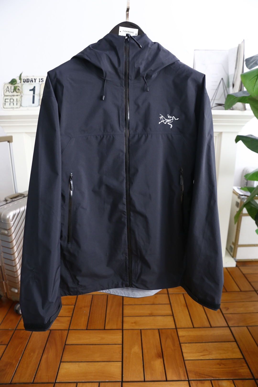 NO:515755,Archaeopteryx. 26 early autumn new fashion and versatile men and women’s same style as jacket!  The brand's classic logo is paired with three functions: waterproof, windproof and breathable. This is not just an ordinary jacket, it is the best companion for outdoor sports enthusiasts, but also an ideal choice for urban commuters to use high-tech fabrics to effectively block rainwater penetration and keep the body dry even in heavy rain. The special fabric structure can withstand strong winds and protect you from the troubles of cold and wind and sand!  Even during high-intensity exercise, it can ensure that sweat is discharged quickly, avoid moisture accumulation, and maintain comfort!  Counter size S-2XL, shipped the next day!  ,arc'teryx,jackets & coats,alexander wang19860909始祖鸟/archaeopteryx. 26早秋新品时尚百搭男女同款冲锋衣！胸前采用品牌经典LOGO搭配具有防水、防风、透气三大功能.这不仅仅是一件普通的外套,它是户外运动爱好者的最佳伴侣,也是都市通勤者的理想选择采用高科技面料,有效阻挡雨水渗透,即使在暴雨中也能保持身体干爽特殊的织物结构能够抵御强风侵袭,保护你免受寒冷和风沙的困扰！即使在高强度运动中,也能确保汗水迅速排出,避免湿气积聚,保持舒适度！专柜尺码S-2XL,隔天出货！,arc'teryx,jackets & coats,alexander wang,Men's clothing