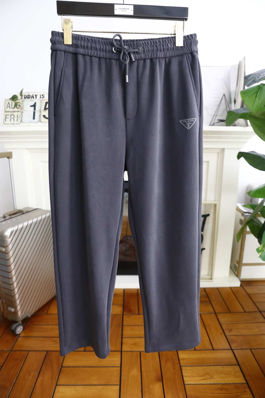 NO:515774,Pula*/Pr*da. 2026 early autumn new men's casual pants!  It uses imported comfortable fabrics, luxurious and classic brand triangle letters LOGO design, and the upper body is casual and comfortable!  Elastic waist casual and versatile style without restraint!  The same product for overseas European counters, the upper body is fashionable and sporty, very low-key and luxurious!  The stitching of the turner is delicate and strong!  Perfect three-dimensional tailoring, highly recommend buying the product!  Counter size 29-40, shipped the next day!  ,prada,alexander wang19860909普拉*/Pr*da. 2026早秋新款男士休闲裤！采用进口舒适面料,奢华经典品牌三角标字母LOGO设计 上身随意舒服！松紧腰休闲百搭款无束缚感！海外欧洲专柜同品,上身时尚运动显时尚,很低调且不失奢华品味！车工缝线细致而强悍！完美立体剪裁,强烈推荐购入货色！专柜尺码29-40,隔天出货！,,prada,alexander wang,Men's clothing