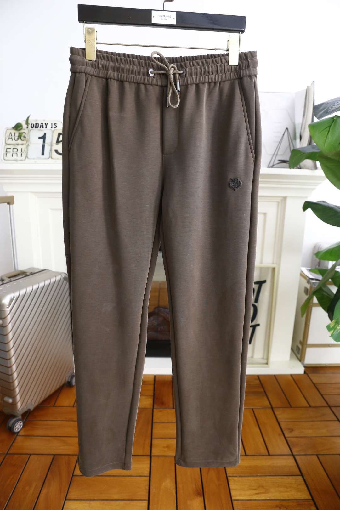 NO:515777,LP. 26 early autumn fashion new men's casual pants!  It uses imported comfortable and breathable fabrics, luxurious brand classic letter pattern design, and the upper body is casual and comfortable!  Elastic waist and close the casual combination without restraint!  The same product for overseas European counters, the upper body is fashionable and sporty, very low-key and luxurious!  The stitching of the turner is delicate and strong!  Perfect three-dimensional tailoring, highly recommend buying the product!  Counter size 29-40, shipped the next day!  loro piana alexander wang19860909LP. 26早秋时尚新品男士休闲裤！采用进口舒适透气面料,奢华品牌经典字母图案设计 上身随意舒服！松紧腰收口休闲搭配无束缚感！海外欧洲专柜同品,上身时尚运动显时尚,很低调且不失奢华品味！车工缝线细致而强悍！完美立体剪裁,强烈推荐购入货色！专柜尺码29-40,隔天出货！,,loro piana,alexander wang,Men's clothing