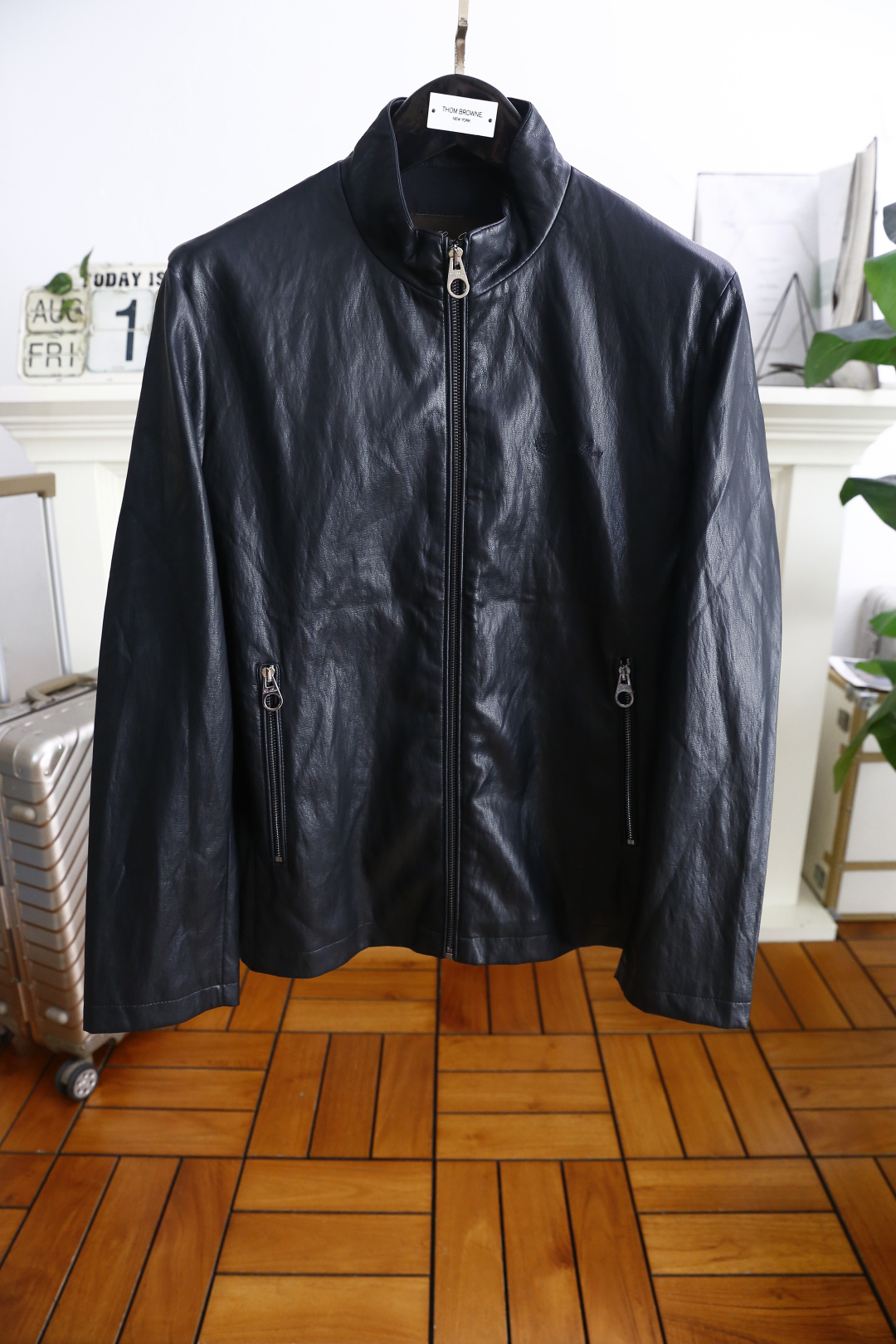 NO:515766,LP. 2026 autumn new product! Fashionable men's original single zipper jacket jacket with brand letters LOGO design on the chest! The top body is so handsome, absolutely handsome and popular style! Comfortable, warm and environmentally friendly leather fabric! The dress of the autumn item, the upper body rate, and the outdated styles are always online. Therefore, the more time goes by, the more delicious it becomes, the more new it is, the details show the craftsmanship everywhere! The upper body is generous enough, high-end and simple enough, and has super strong dressing skills. It is a good style that must be seen! Counter size 48-56, shipped the next day! ,loro piana,jackets & coats,jackets & coats,alexander wang19860909LP. 2026秋季新品！时尚男士原單拉链夹克外套胸前品牌字母LOGO设计！上身帅到爆,绝对帅气的人气款式！采用舒适保暖环保皮面料！入秋单品着装,上身率,永远在线的不过时款式.所以,越穿越有味道的弥久常新.处处细节显工艺！上身足够大方,足够的高级跟简单,穿搭能力超强,必眼入的好款！专柜尺码48-56,隔天出货！,,loro piana,jackets & coats,jackets & coats,alexander wang,Men's clothing