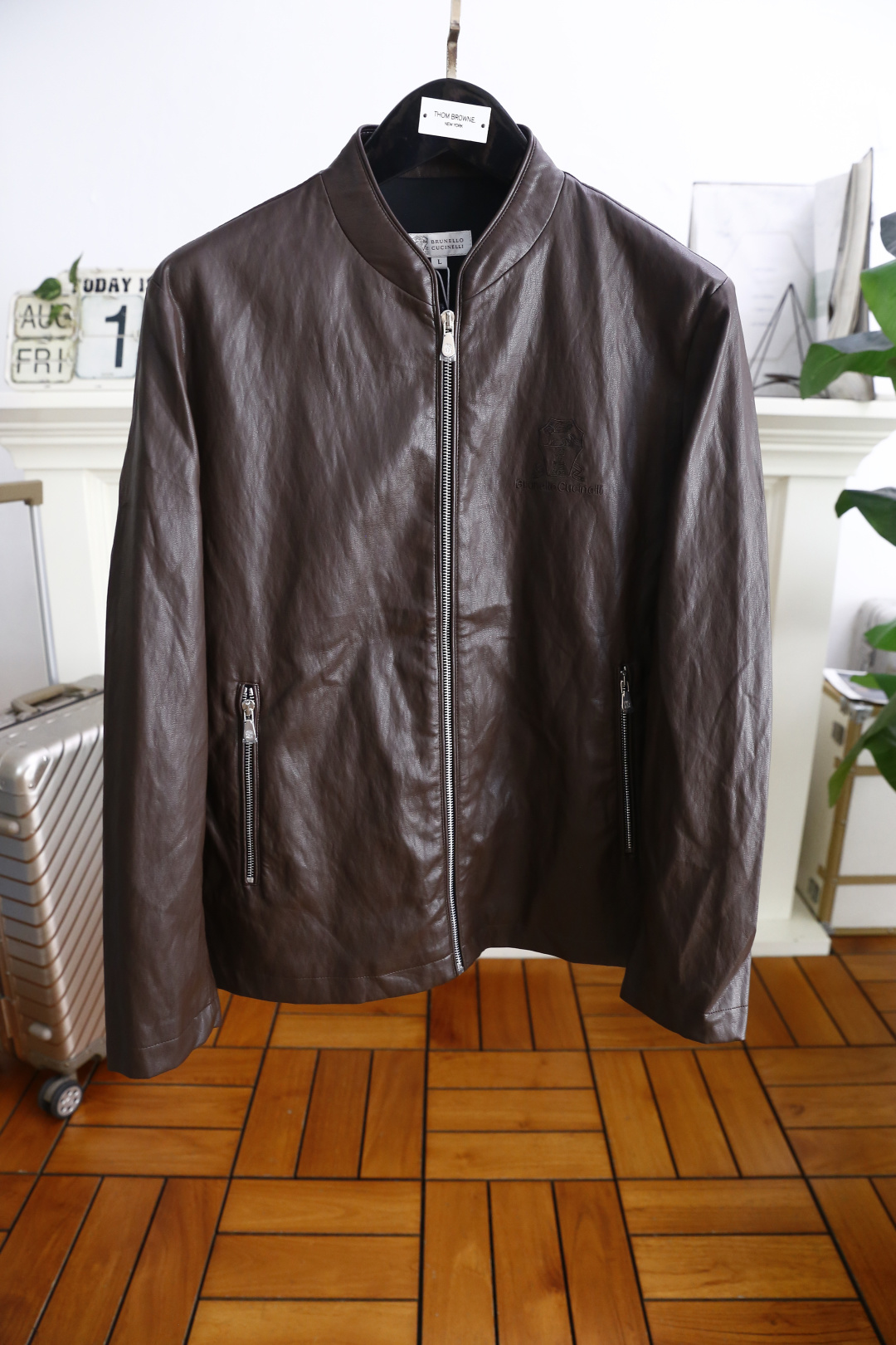 NO:515769,Brunello Cucinelli. 2026 autumn new product! Fashionable men's original single zipper jacket jacket with brand letters LOGO design on the chest! The top body is so handsome, absolutely handsome and popular style! Comfortable, warm and environmentally friendly leather fabric! The dress of the autumn item, the upper body rate, and the outdated styles are always online. Therefore, the more time goes by, the more delicious it becomes, the more new it is, the details show the craftsmanship everywhere! The upper body is generous enough, high-end and simple enough, and has super strong dressing skills. It is a good style that must be seen! Counter size 48-56, shipped the next day! , brunello cucinelli,jackets & coats,jackets & coats,alexander wang19860909Brunello Cucinelli. 2026秋季新品！时尚男士原單拉链夹克外套胸前品牌字母LOGO设计！上身帅到爆,绝对帅气的人气款式！采用舒适保暖环保皮面料！入秋单品着装,上身率,永远在线的不过时款式.所以,越穿越有味道的弥久常新.处处细节显工艺！上身足够大方,足够的高级跟简单,穿搭能力超强,必眼入的好款！专柜尺码48-56,隔天出货！,,brunello cucinelli,jackets & coats,jackets & coats,alexander wang,Men's clothing