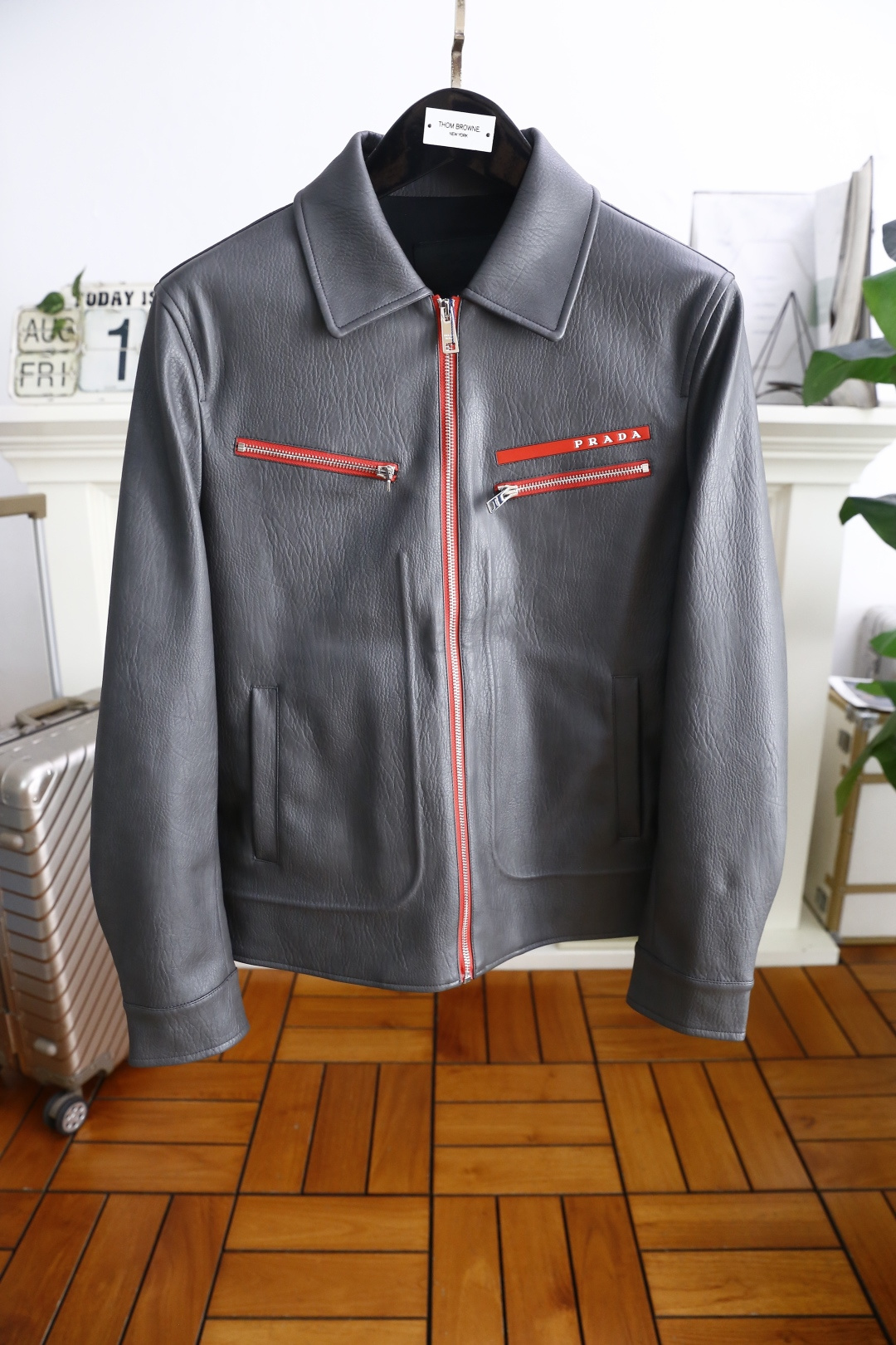 NO:515772,Pula*/Pr*da. 2026 autumn new product!  The fashionable men's lapel zipper jacket is so handsome that it is absolutely handsome and popular style!  Comfortable, warm and environmentally friendly leather fabric!  The dress of the autumn item, the upper body rate, and the outdated styles are always online. Therefore, the more time goes by, the more delicious it becomes, the more new it is, the details show the craftsmanship everywhere!  The upper body is generous enough, high-end and simple enough, and has super strong dressing skills. It is a good style that must be seen!  Counter size 48-56, shipped the next day!  ,,prada,jackets & coats,jackets & coats,alexander wang19860909普拉*/Pr*da. 2026秋季新品！时尚男士翻领拉链夹克外套上身帅到爆,绝对帅气的人气款式！采用舒适保暖环保皮面料！入秋单品着装,上身率,永远在线的不过时款式.所以,越穿越有味道的弥久常新.处处细节显工艺！上身足够大方,足够的高级跟简单,穿搭能力超强,必眼入的好款！专柜尺码48-56,隔天出货！,,prada,jackets & coats,jackets & coats,alexander wang,Men's clothing