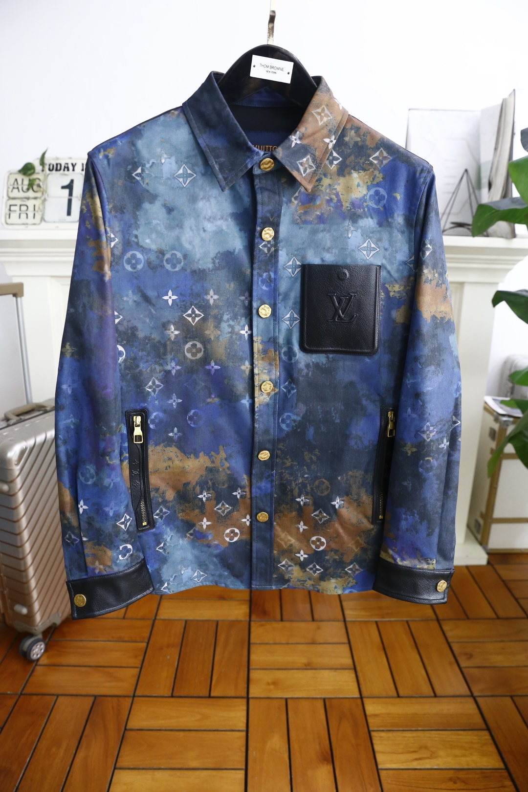 NO:515760,Louis Vuitt*n. The new 2026 autumn fashion classic lapel jacket with luxurious classic brand elements design is perfect, it is a cabinet-in-cabinet-level, predictable hot product, high-end top-quality comfortable fabric, master-level tailoring, invincible texture, excellent skin-friendly and exquisite craftsmanship, smooth lines, perfect matching!  Easy to upgrade the sense of fashion, with high recognition, excellent upper body effect, extremely exquisite workmanship, neat and meticulous routes, and can be matched for business or daily leisure!  Counter size M-3XL, shipped the next day!  ,,louis vuitton,louis vuitton,jackets & coats,alexander wang19860909路易威*/Louis Vuitt*n. 2026秋季新款时尚经典翻领夹克奢华经典品牌元素设计品相完美如斯,属于入柜级别,可预见性的爆款,高级顶级舒适面料,大师级剪裁,质感无敌,亲肤性极佳工艺精湛,线条流畅,完美搭配！轻松将时髦感进阶,有着高强辨识度,上身效果超赞,做工极为考究严谨,走线工整细致,商务抑或日常休闲均可搭配！专柜尺码 M-3XL,隔天出货！,,louis vuitton,louis vuitton,jackets & coats,alexander wang,Men's clothing