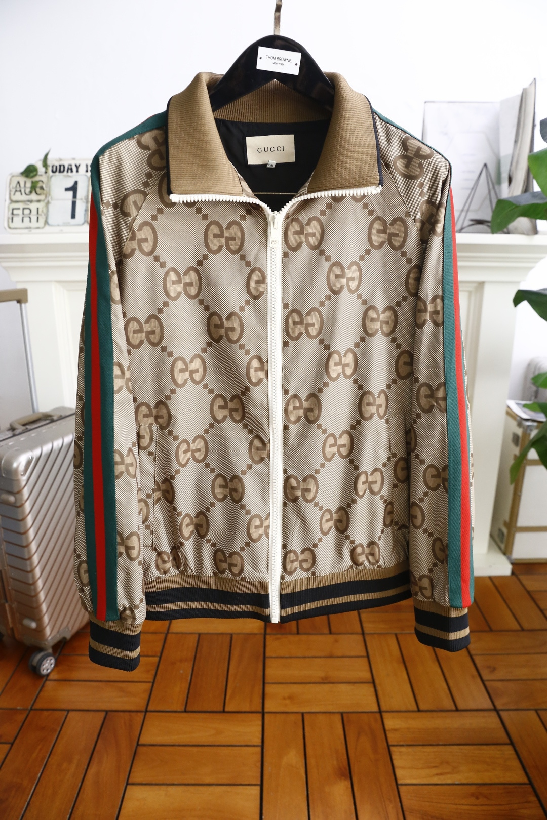 NO:515782,Gucci/Gu*ci. 26 early autumn new fashion classic zipper jacket luxury classic brand elements design perfectly, luxury classic brand elements LOGO design!  It is a previewed popular product at the cabinet level, high-end and top-quality comfortable fabric, master-level tailoring, invincible texture, excellent skin-friendliness and exquisite craftsmanship, smooth lines, perfect match!  Easy to upgrade the sense of fashion, with high recognition, excellent upper body effect, extremely exquisite workmanship, neat and meticulous routes, and can be matched for business or daily leisure!  Counter size M-3XL, shipped the next day!  ,,gucci,jackets & coats,alexander wang19860909古驰/Gu*ci. 26早秋新品时尚经典拉链夹克奢华经典品牌元素设计品相完美如斯,奢华经典品牌元素LOGO设计！属于入柜级别,可预见性的爆款,高级顶级舒适面料,大师级剪裁,质感无敌,亲肤性极佳工艺精湛,线条流畅,完美搭配！轻松将时髦感进阶,有着高强辨识度,上身效果超赞,做工极为考究严谨,走线工整细致,商务抑或日常休闲均可搭配！专柜尺码 M-3XL,隔天出货！,,gucci,jackets & coats,alexander wang,Men's clothing