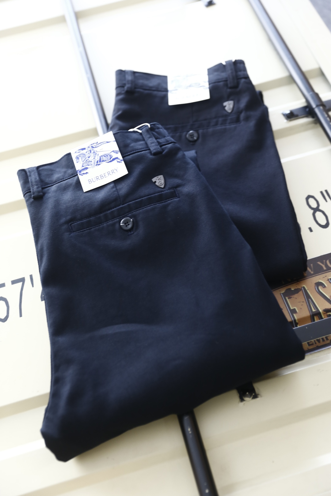 🔥巴宝丽/Burb*rry.
26早秋新品时尚男士休闲西裤！采用舒适柔软面料，奢华经典品牌字母LOGO设