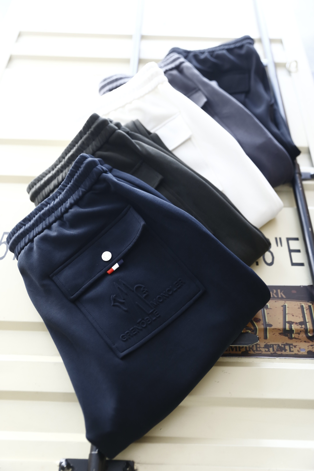 🔥蒙口/Mo*cler.
26早秋时尚新品男士休闲裤！采用进口舒适透气面料，奢华品牌经典字母图案设计 上