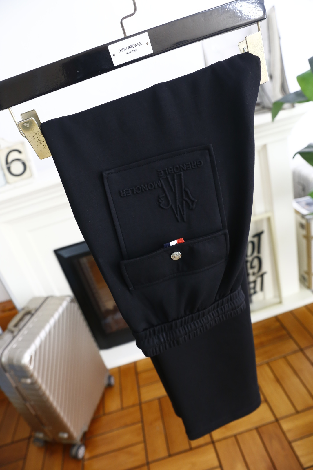 🔥蒙口/Mo*cler.
26早秋时尚新品男士休闲裤！采用进口舒适透气面料，奢华品牌经典字母图案设计 上