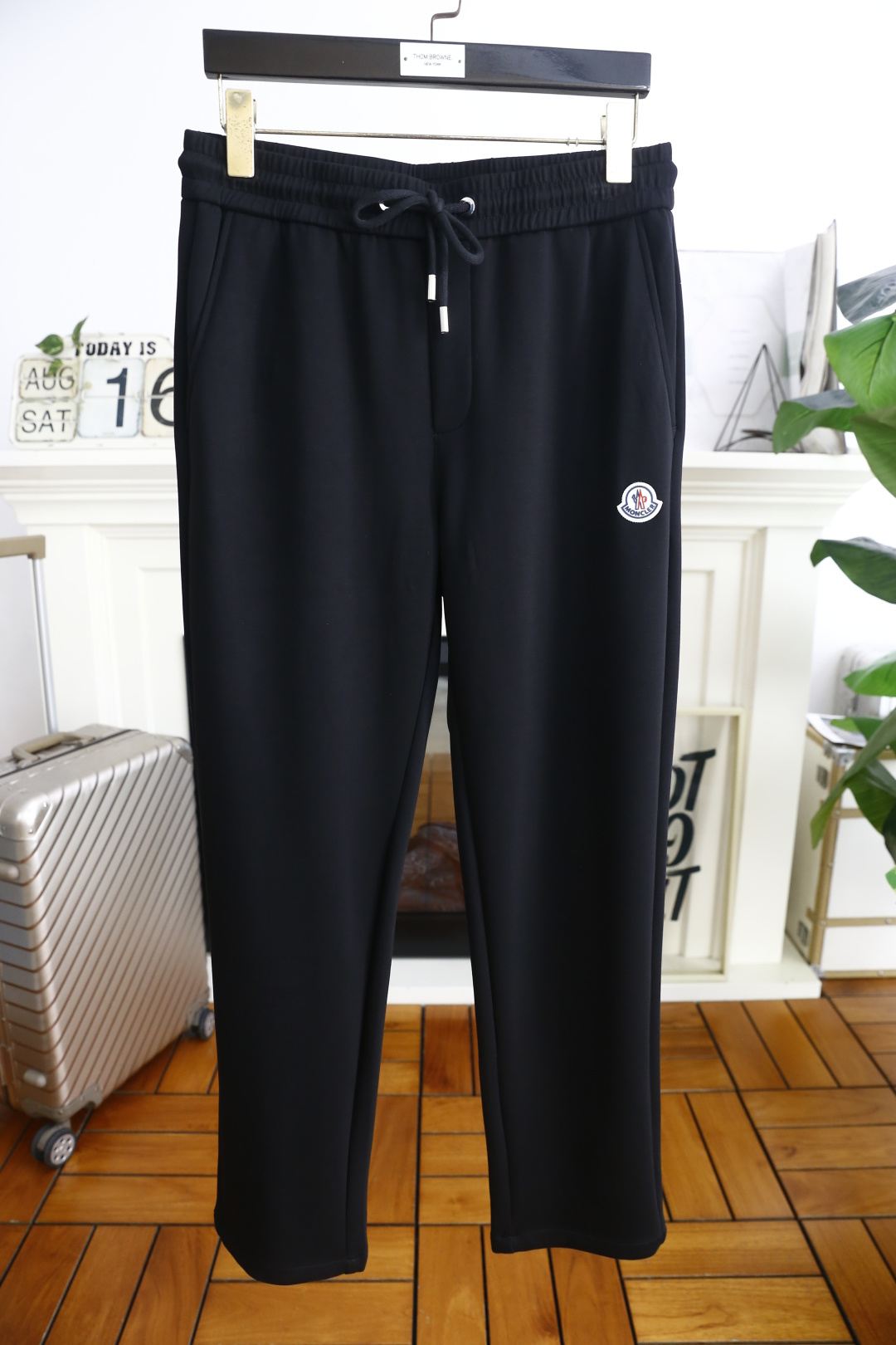 🔥蒙口/Mo*cler.
26早秋时尚新品男士休闲裤！采用进口舒适透气面料，奢华品牌经典字母图案设计 上