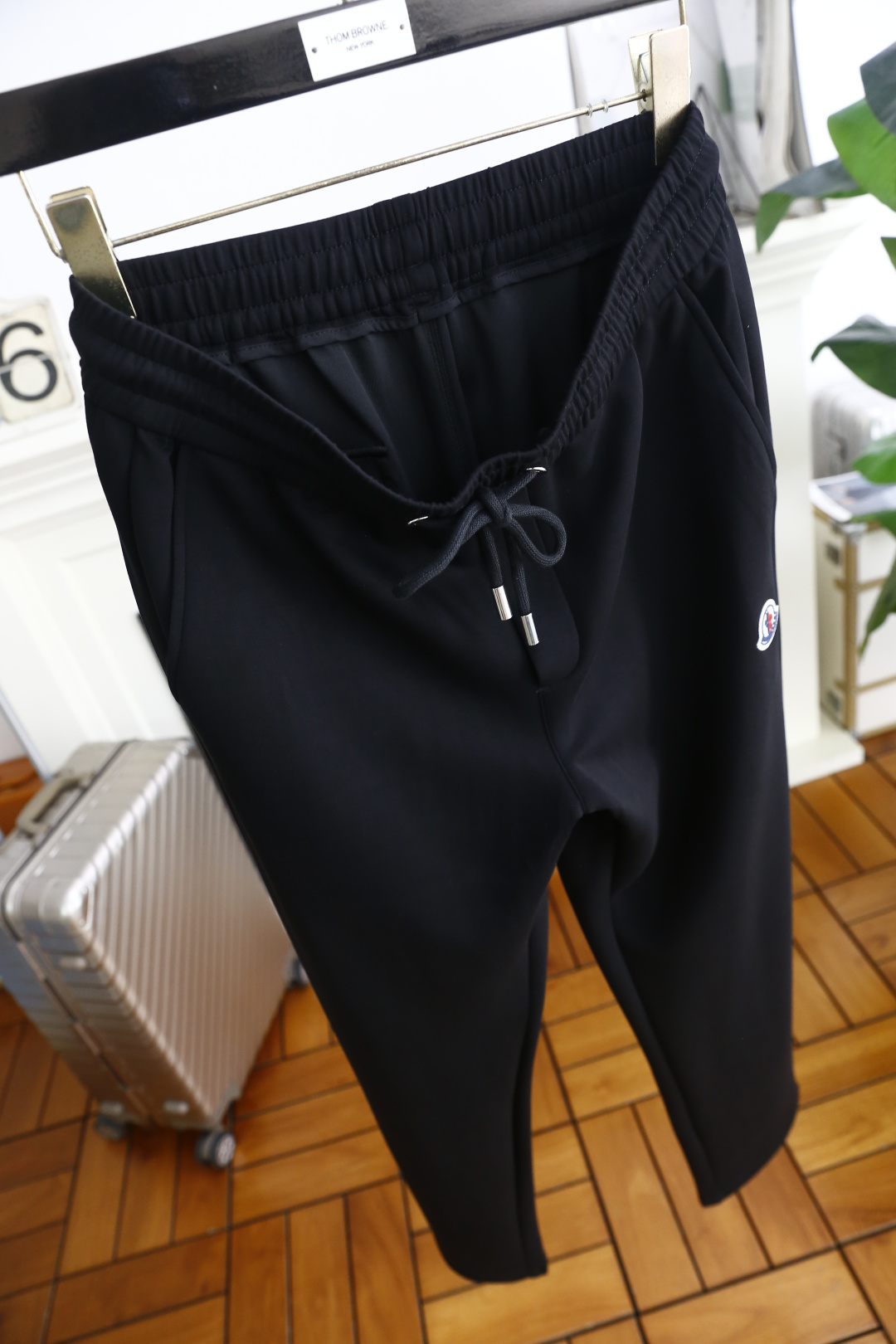 🔥蒙口/Mo*cler.
26早秋时尚新品男士休闲裤！采用进口舒适透气面料，奢华品牌经典字母图案设计 上