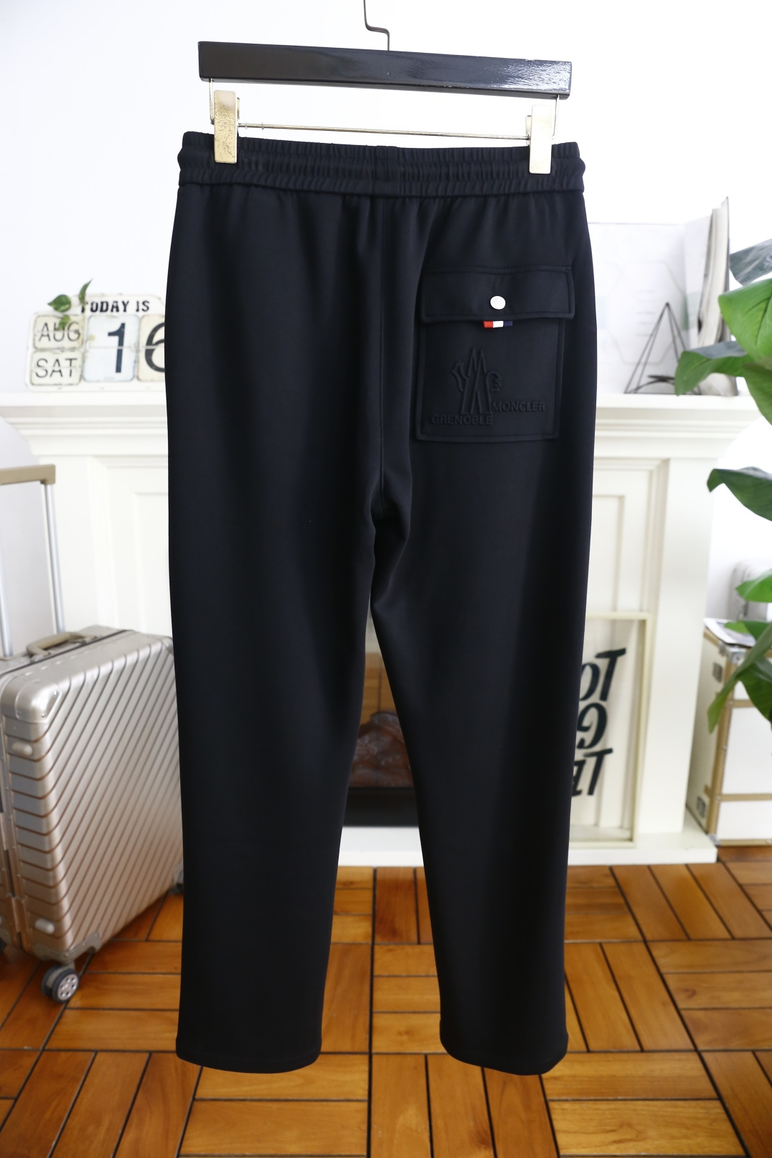 🔥蒙口/Mo*cler.
26早秋时尚新品男士休闲裤！采用进口舒适透气面料，奢华品牌经典字母图案设计 上