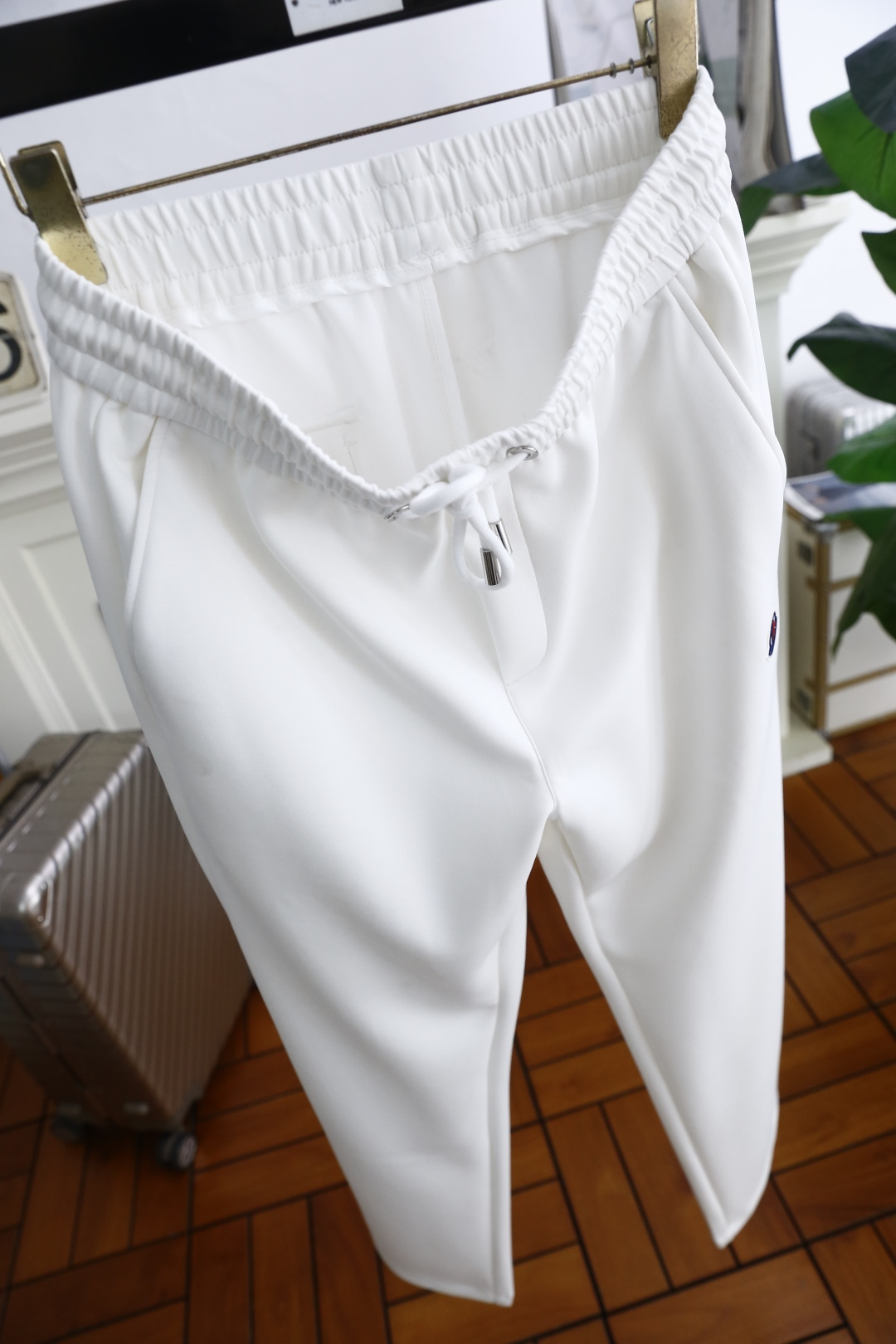 🔥蒙口/Mo*cler.
26早秋时尚新品男士休闲裤！采用进口舒适透气面料，奢华品牌经典字母图案设计 上