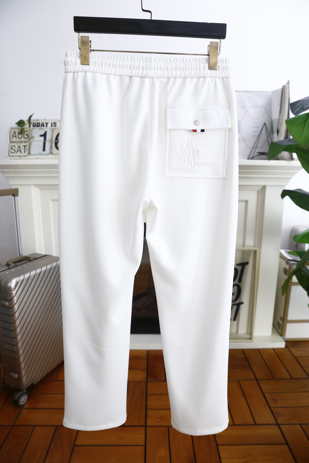 🔥蒙口/Mo*cler.
26早秋时尚新品男士休闲裤！采用进口舒适透气面料，奢华品牌经典字母图案设计 上