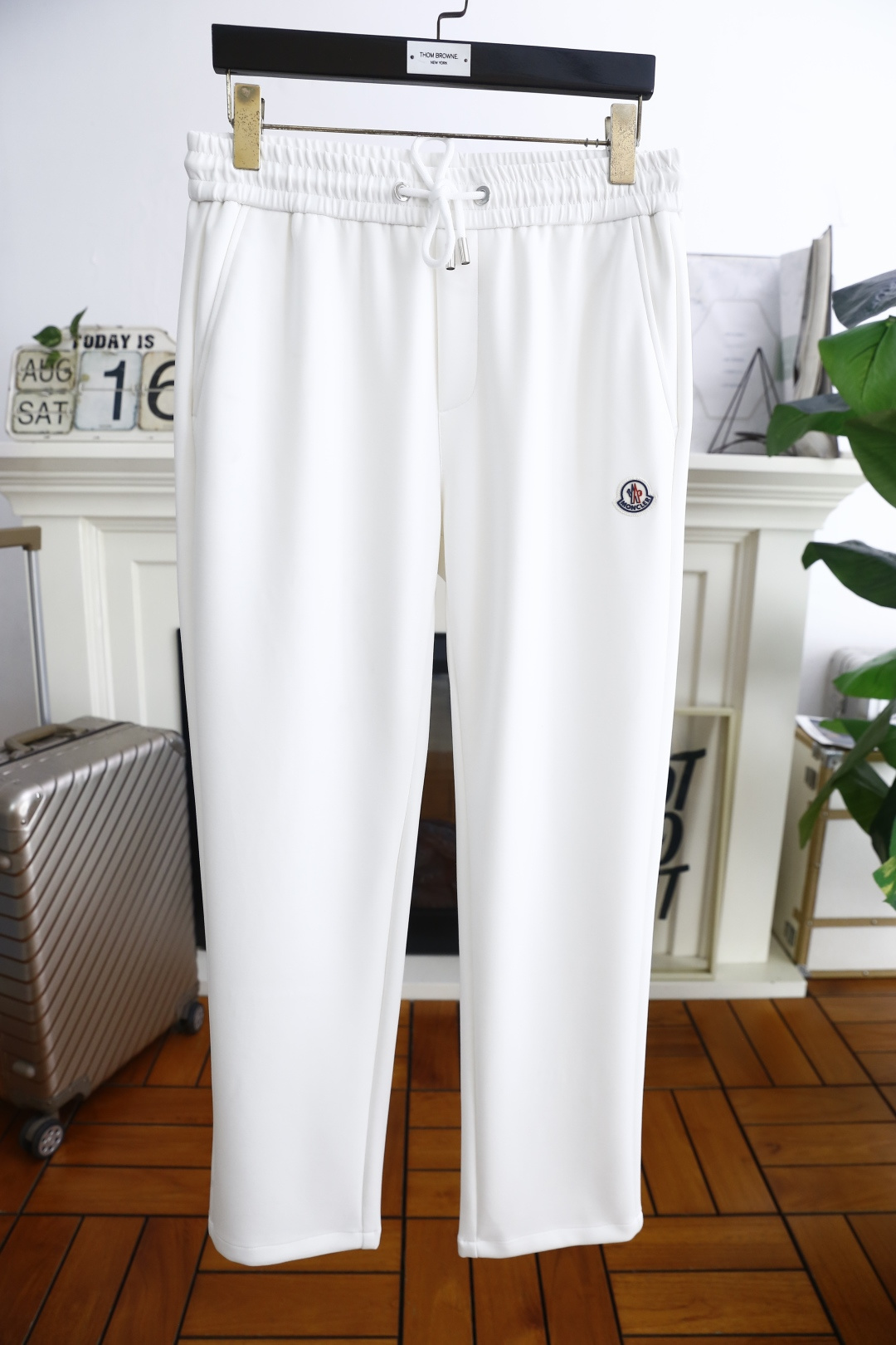 NO:515783,Mo*cler. 26 early autumn fashion new men's casual pants!  It uses imported comfortable and breathable fabrics, luxurious brand classic letter pattern design, and the upper body is casual and comfortable!  The elastic waist and small feet are casually matched with no restraint!  The same product for overseas European counters, the upper body is fashionable and sporty, very low-key and luxurious!  The stitching of the turner is delicate and strong!  Perfect three-dimensional tailoring, highly recommend buying the product!  Counter size 29-40, shipped the next day!  ,Moncler,alexander wang19860909蒙口/Mo*cler. 26早秋时尚新品男士休闲裤！采用进口舒适透气面料,奢华品牌经典字母图案设计 上身随意舒服！松紧腰小脚休闲搭配无束缚感！海外欧洲专柜同品,上身时尚运动显时尚,很低调且不失奢华品味！车工缝线细致而强悍！完美立体剪裁,强烈推荐购入货色！专柜尺码29-40,隔天出货！,,Moncler,alexander wang,Men's clothing