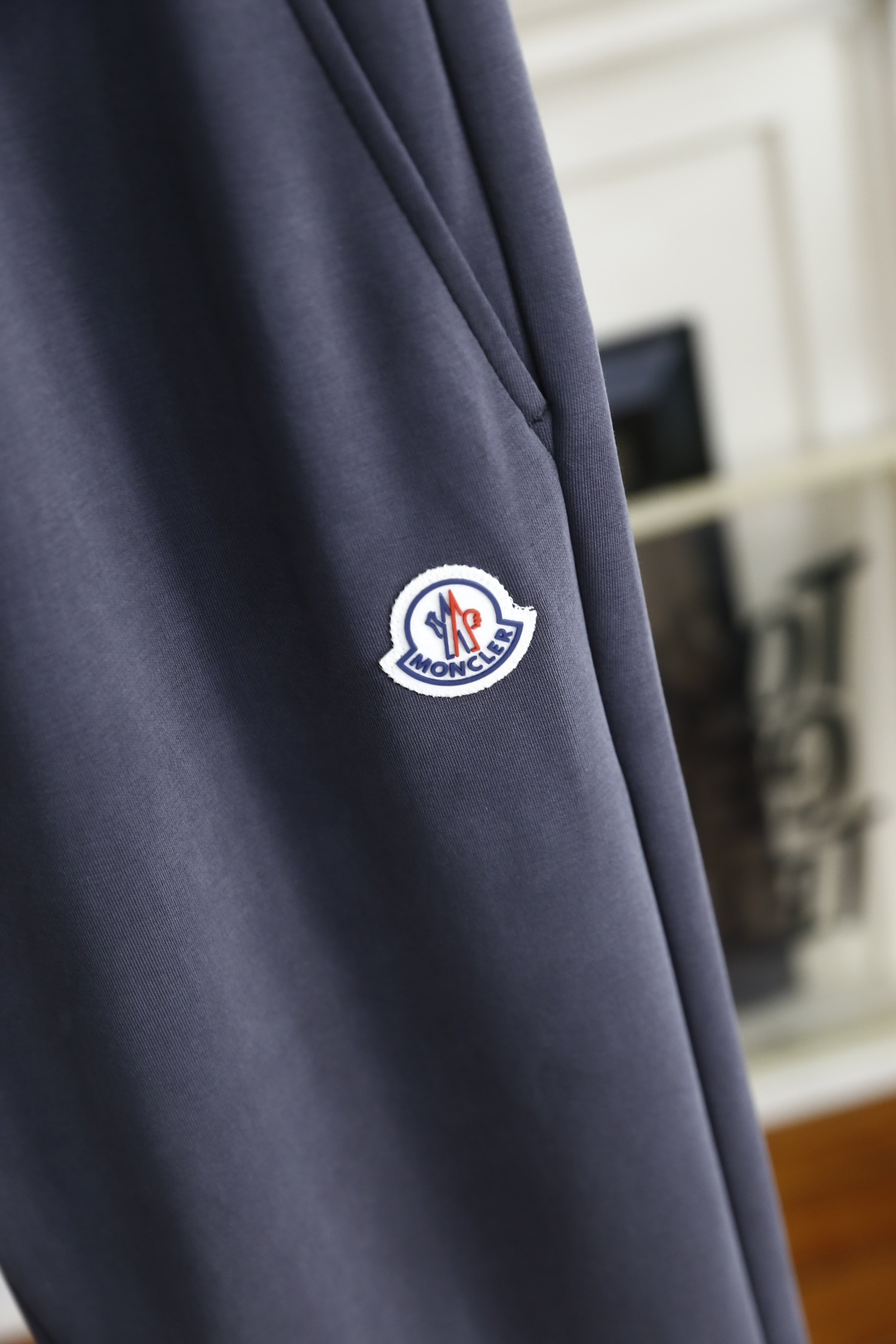 🔥蒙口/Mo*cler.
26早秋时尚新品男士休闲裤！采用进口舒适透气面料，奢华品牌经典字母图案设计 上