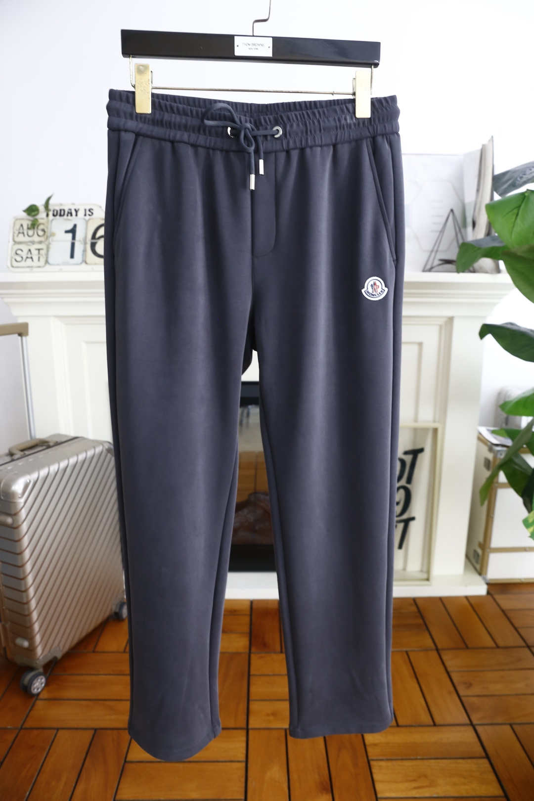 🔥蒙口/Mo*cler.
26早秋时尚新品男士休闲裤！采用进口舒适透气面料，奢华品牌经典字母图案设计 上