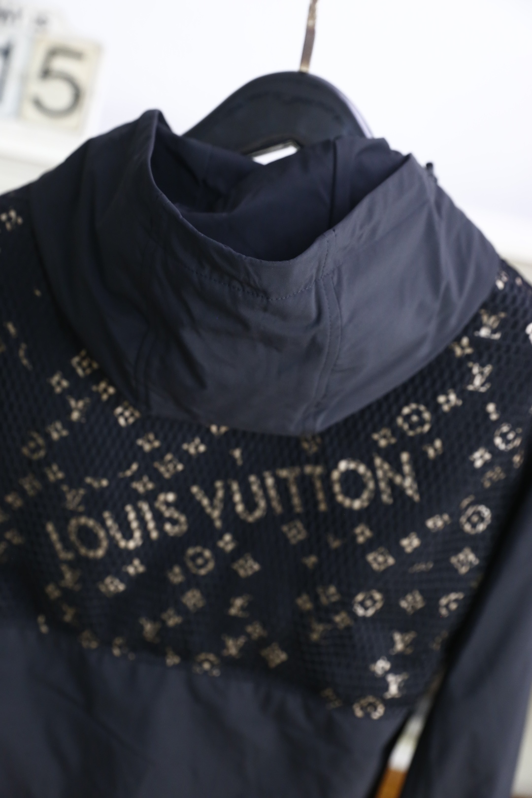 🔥路易威*/Louis Vuitt*n.
秋季新品时尚男士连帽夹克！舒适百搭，人气极高的一款单品！奢华经