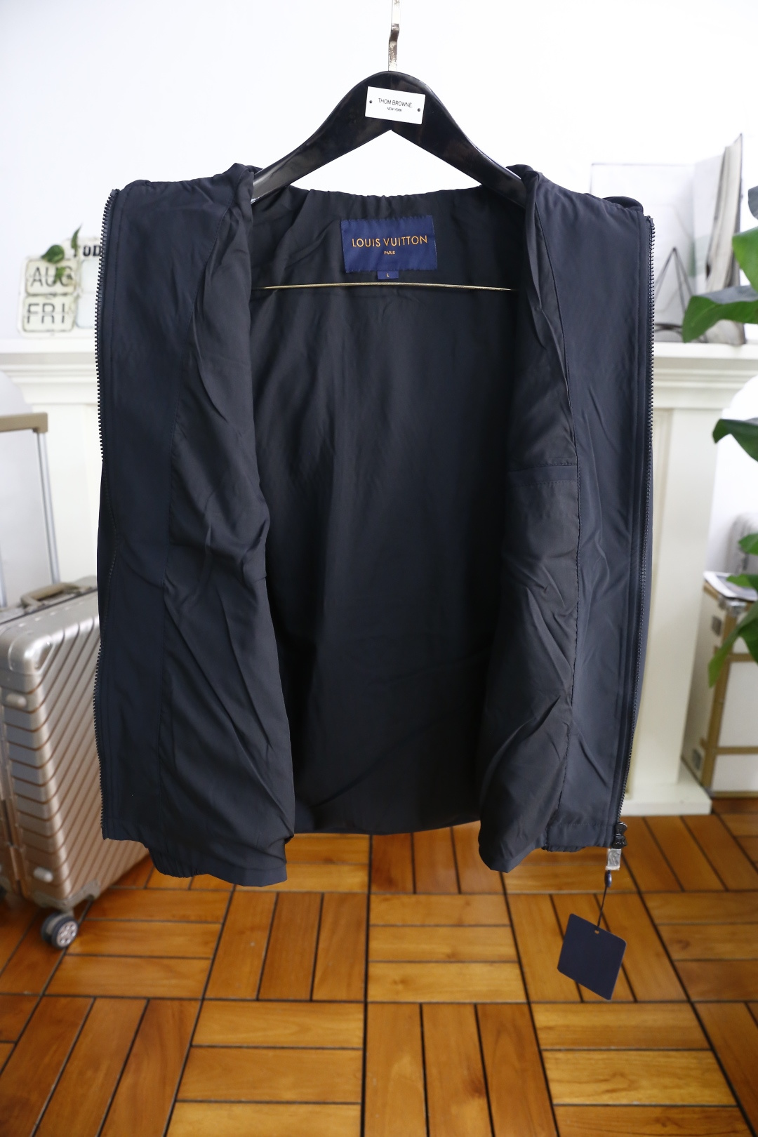 🔥路易威*/Louis Vuitt*n.
秋季新品时尚男士连帽夹克！舒适百搭，人气极高的一款单品！奢华经