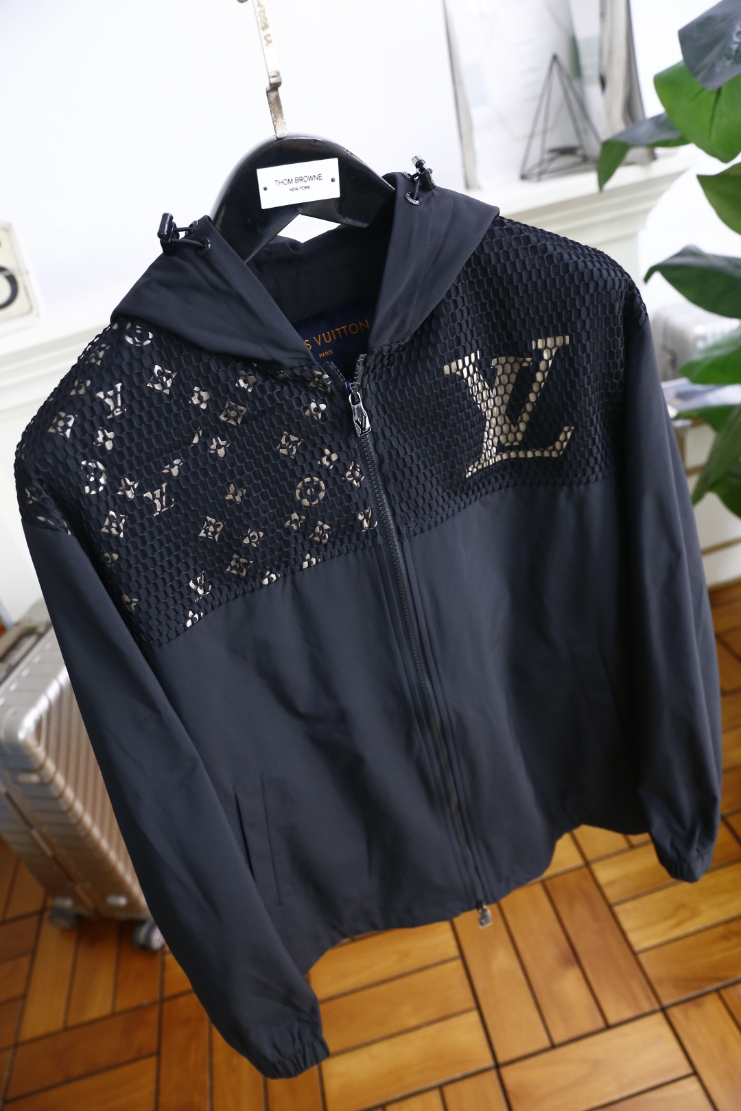 🔥路易威*/Louis Vuitt*n.
秋季新品时尚男士连帽夹克！舒适百搭，人气极高的一款单品！奢华经