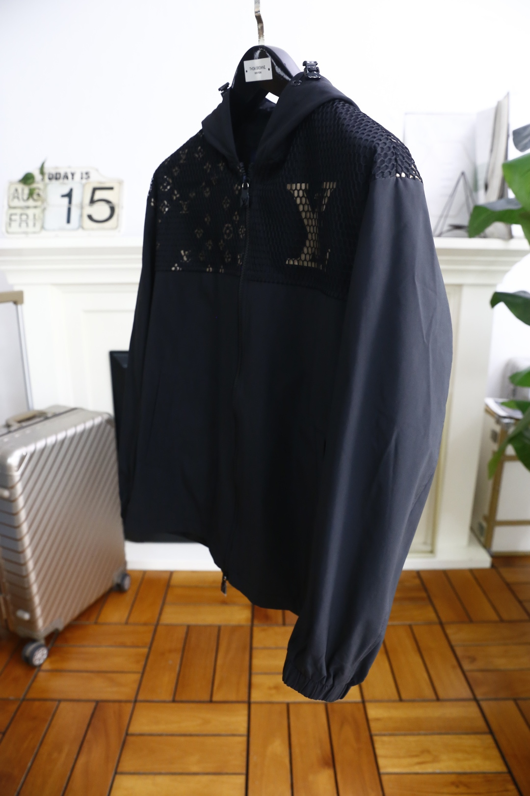 🔥路易威*/Louis Vuitt*n.
秋季新品时尚男士连帽夹克！舒适百搭，人气极高的一款单品！奢华经