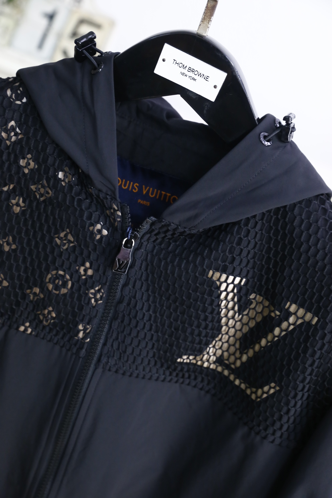 🔥路易威*/Louis Vuitt*n.
秋季新品时尚男士连帽夹克！舒适百搭，人气极高的一款单品！奢华经