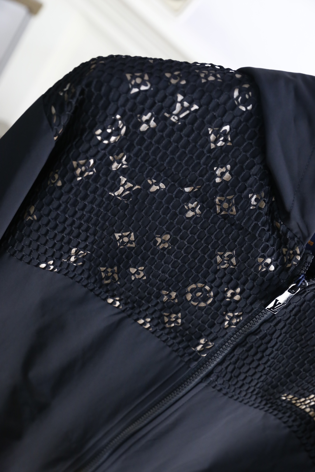 🔥路易威*/Louis Vuitt*n.
秋季新品时尚男士连帽夹克！舒适百搭，人气极高的一款单品！奢华经