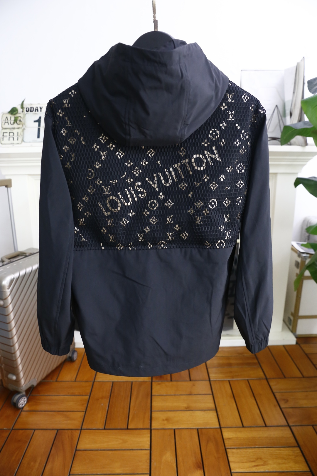 🔥路易威*/Louis Vuitt*n.
秋季新品时尚男士连帽夹克！舒适百搭，人气极高的一款单品！奢华经