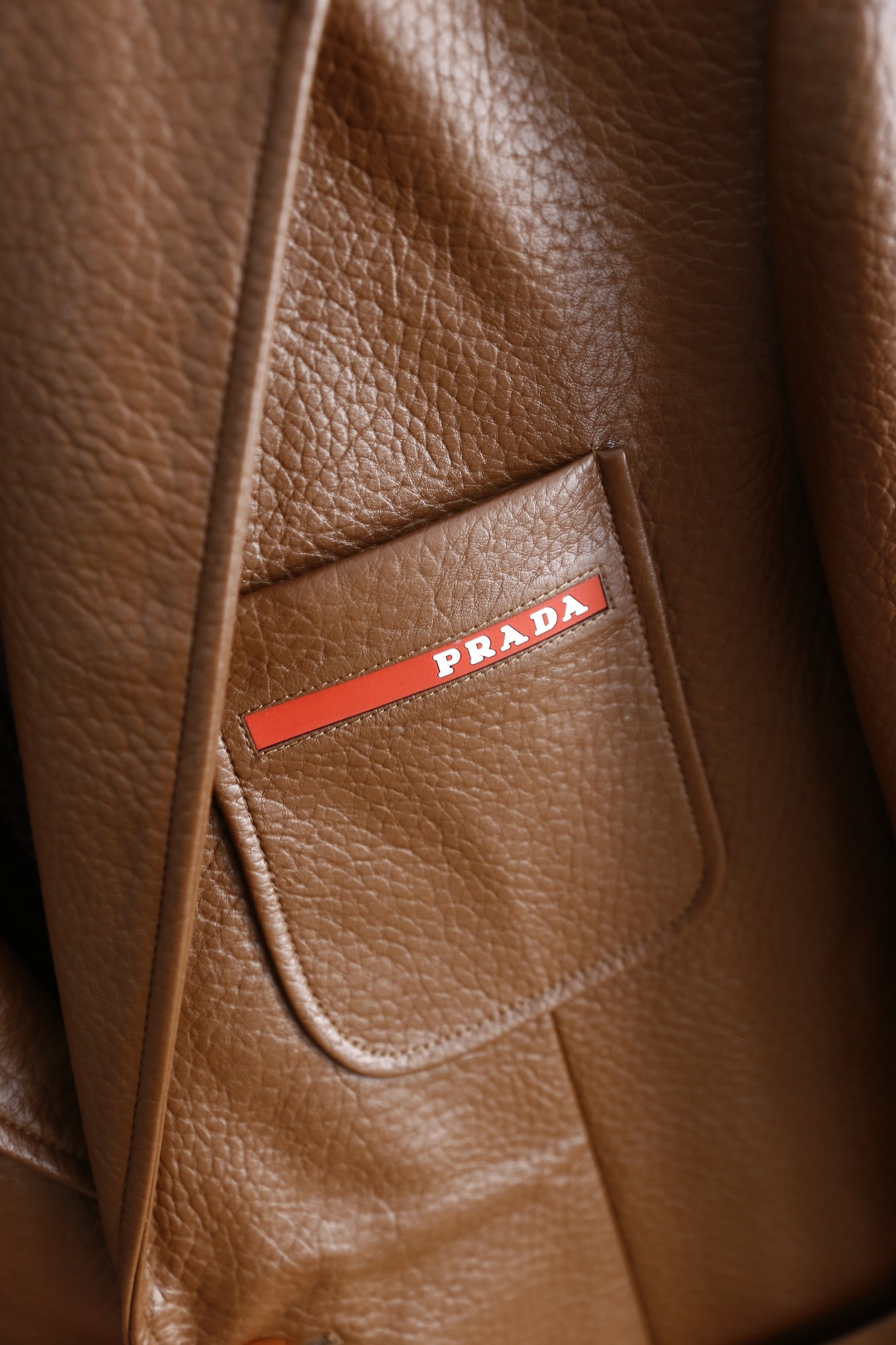 🔥普拉*/Pr*da.
秋季新品！时尚男士原單西服外套⭐️上身帅到爆，绝对帅气的人气款式！采用舒适进口环