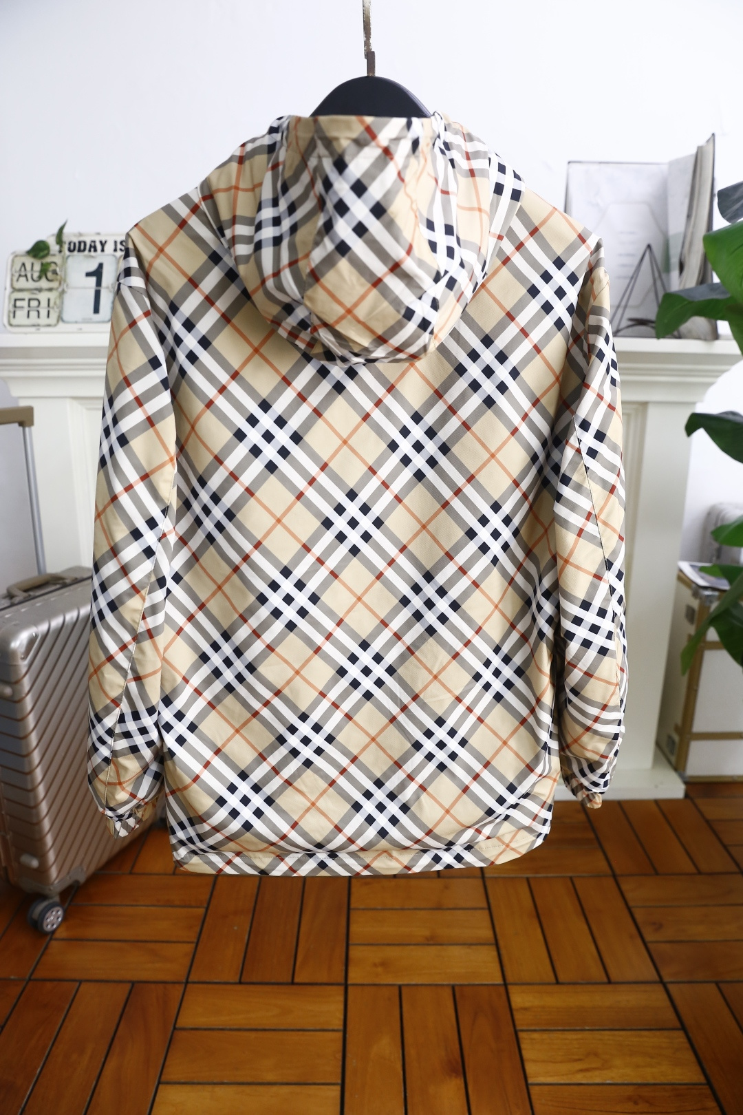 🔥巴宝*/Burberr*. 
早秋新品🆕顶级原单男款双面可穿夹克！时尚连帽设计📸顶级私人订制面料，经典