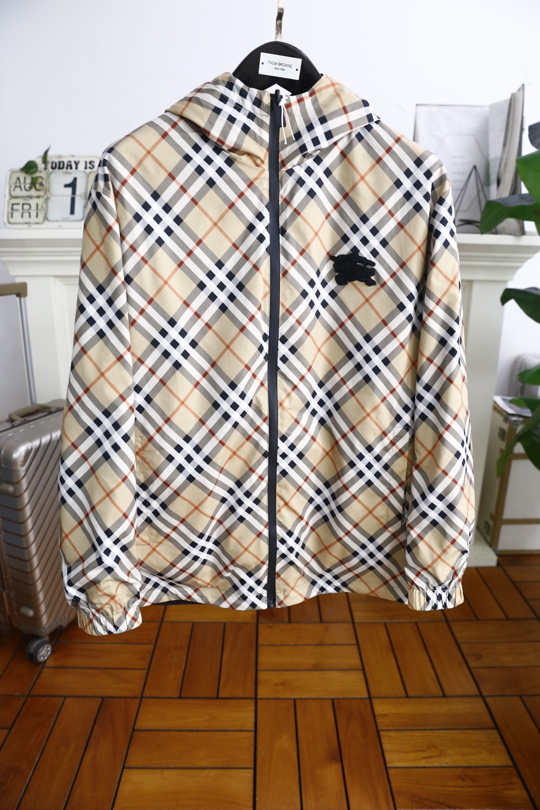 NO:514815,Buberr*/Burberr*. 2026 early autumn new top-level original single men's double-sided wearable jacket!  Fashionable hooded design top-quality private customized fabrics, classic plaid design style, classic B-home letters LOGO elements, comfortable and exquisite upper body craftsmanship, excellent warmth, and excellent upper body effect, fully reflecting the temperament and taste of a man, fashionable and elegant, and aristocratic background!  Simple and delicate design, perfect cutting, meticulous material, soft and comfortable feel, gorgeous colors, showing atmosphericity. 48-56, shipped the next day!  ,burberry,burberry,jackets & coats,hats,alexander wang19860909巴宝*/Burberr*. 2026早秋新品顶级原单男款双面可穿夹克！时尚连帽设计顶级私人订制面料,经典格子设计款 经典B家字母LOGO元素,上身舒适工艺精致,保暖极佳,上身效果极佳 ,充分体现男人的气质与品位,时尚优雅,贵族底蕴！简洁细腻的设计,裁剪完美 用料一丝不苟 手感柔软舒适 华丽色彩 彰显大气.48-56,隔天出货！,,burberry,burberry,jackets & coats,hats,alexander wang,Men's clothing