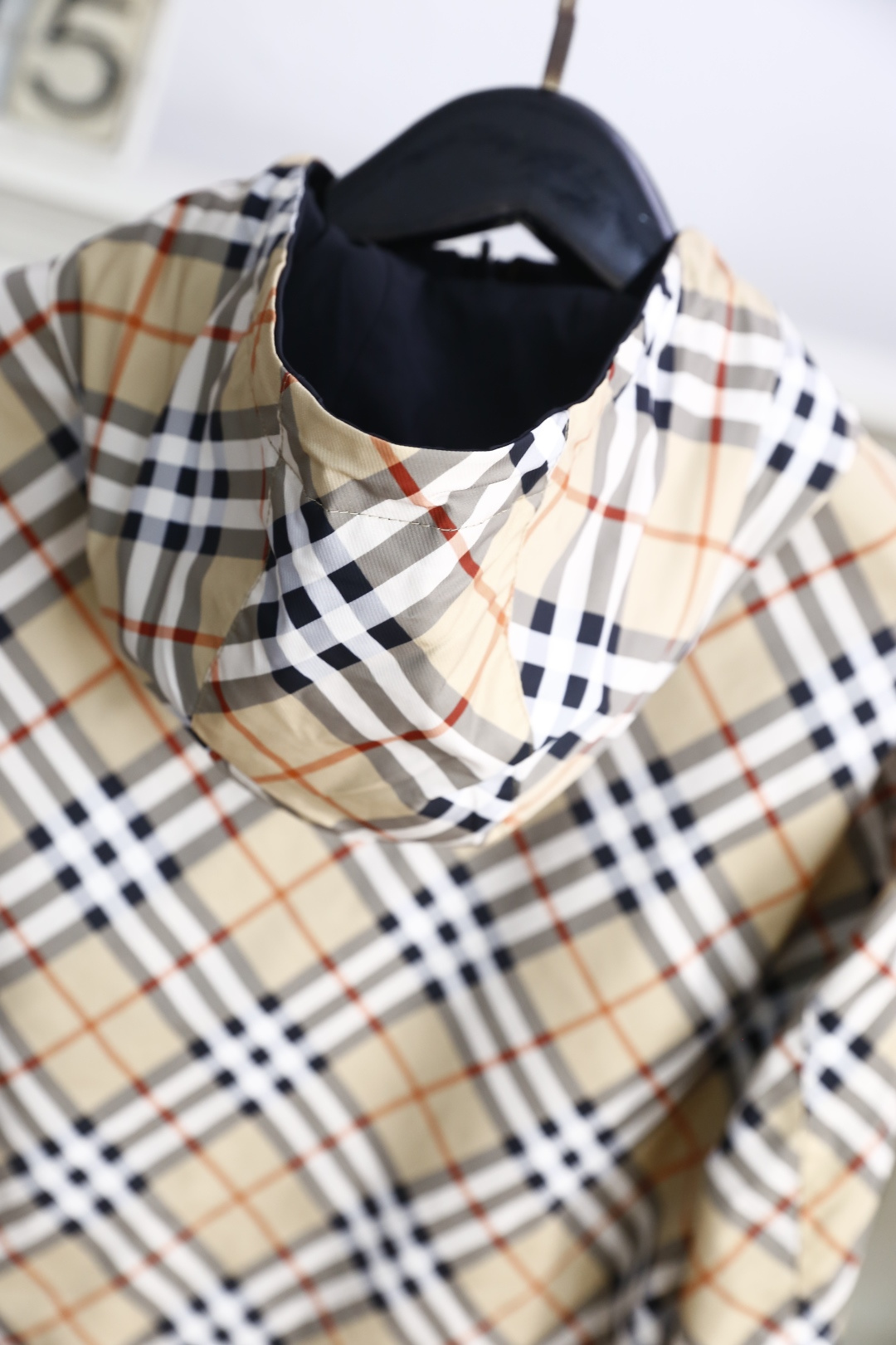 🔥巴宝*/Burberr*. 
早秋新品🆕顶级原单男款双面可穿夹克！时尚连帽设计📸顶级私人订制面料，经典