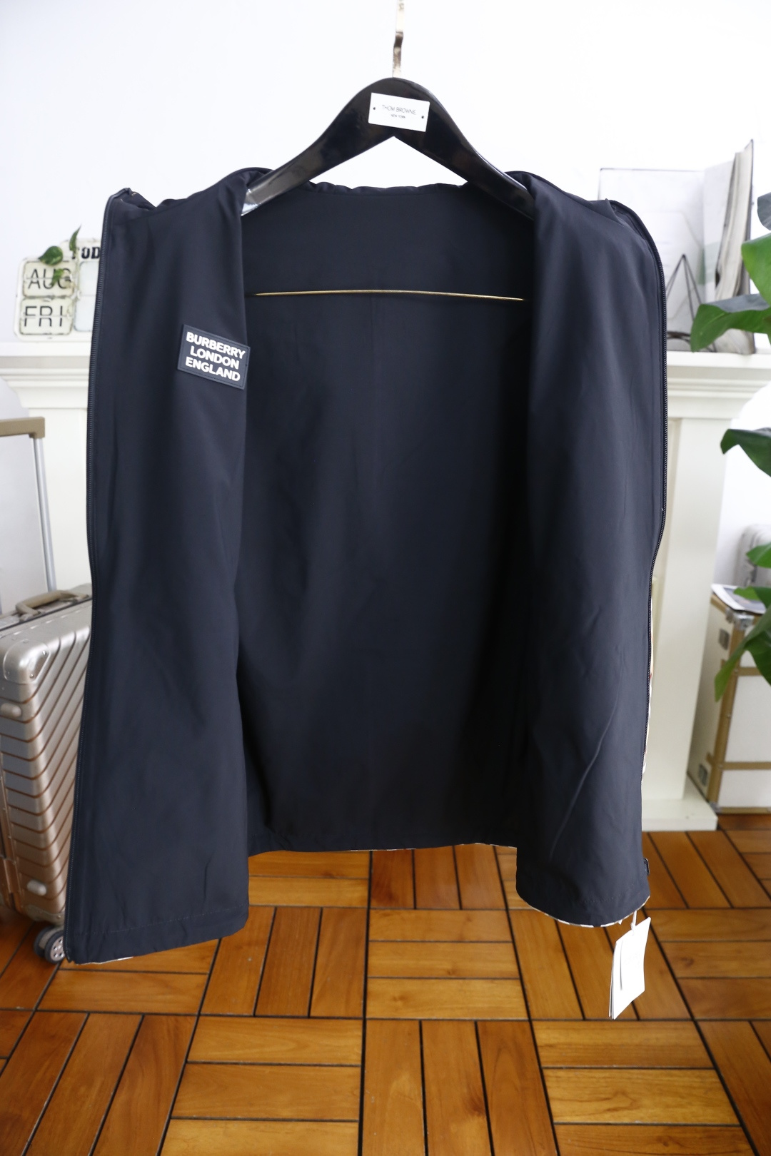 🔥巴宝*/Burberr*. 
早秋新品🆕顶级原单男款双面可穿夹克！时尚连帽设计📸顶级私人订制面料，经典