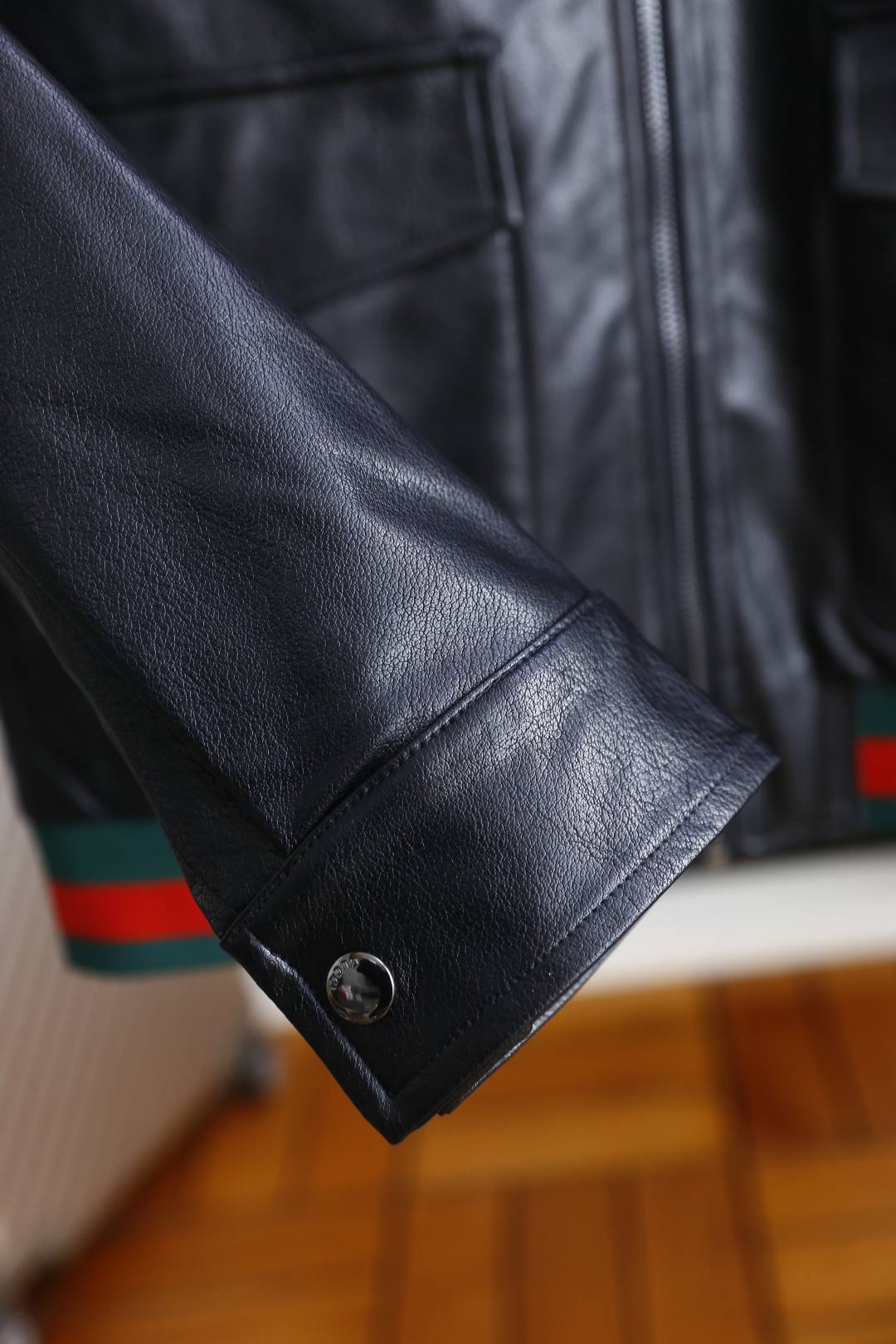 🔥古驰/Gu*ci.
秋季新品！时尚男士翻领拉链夹克外套⭐️上身帅到爆，绝对帅气的人气款式！采用舒适保暖