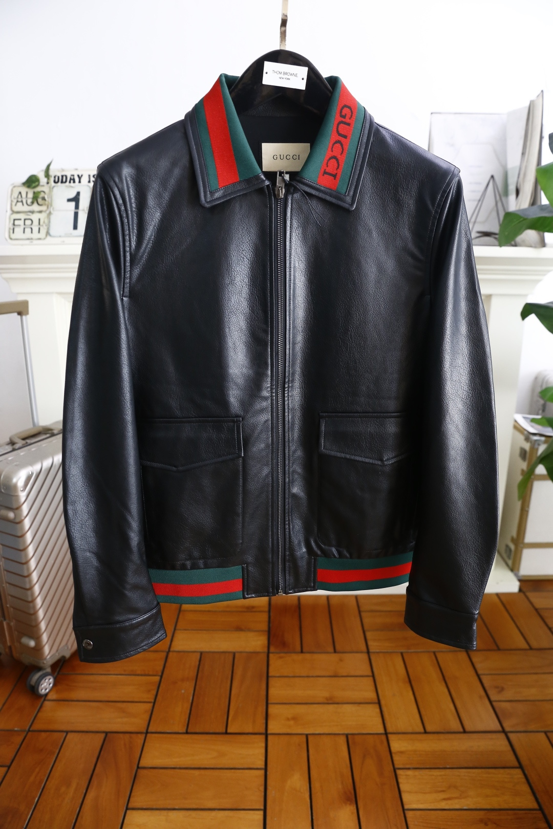 NO:514792,Gucci/Gu*ci. 2026 autumn new product!  The fashionable men's lapel zipper jacket is so handsome that it is absolutely handsome and popular style!  Comfortable, warm and environmentally friendly leather fabric!  The dress of the autumn item, the upper body rate, and the outdated styles are always online. Therefore, the more time goes by, the more delicious it becomes, the more new it is, the details show the craftsmanship everywhere!  The upper body is generous enough, high-end and simple enough, and has super strong dressing skills. It is a good style that must be seen!  Counter size 48-56, shipped the next day!  ,,gucci,jackets & coats,jackets & coats,alexander wang19860909古驰/Gu*ci. 2026秋季新品！时尚男士翻领拉链夹克外套上身帅到爆,绝对帅气的人气款式！采用舒适保暖环保皮面料！入秋单品着装,上身率,永远在线的不过时款式.所以,越穿越有味道的弥久常新.处处细节显工艺！上身足够大方,足够的高级跟简单,穿搭能力超强,必眼入的好款！专柜尺码48-56,隔天出货！,,gucci,jackets & coats,jackets & coats,alexander wang,Men's clothing