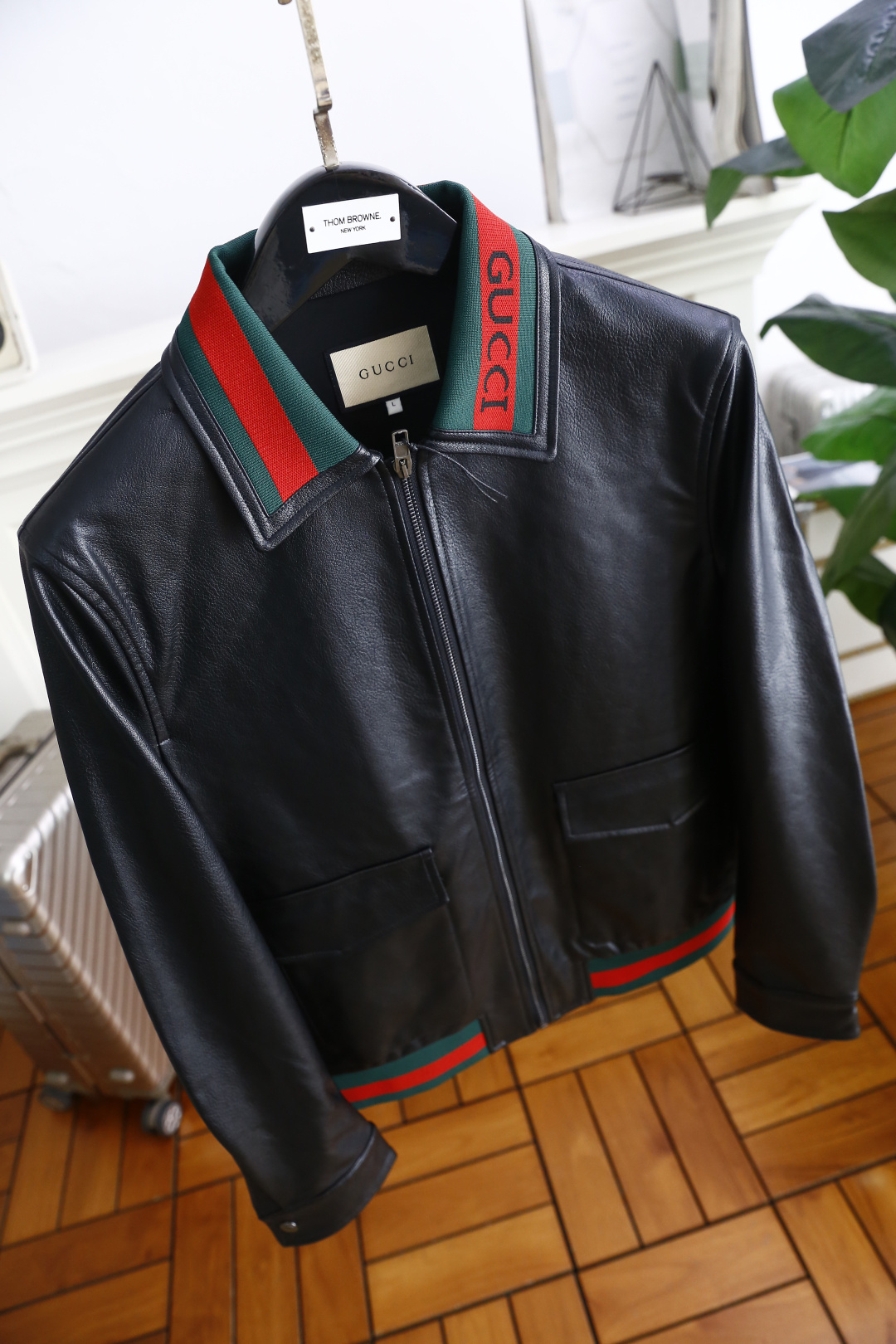 🔥古驰/Gu*ci.
秋季新品！时尚男士翻领拉链夹克外套⭐️上身帅到爆，绝对帅气的人气款式！采用舒适保暖