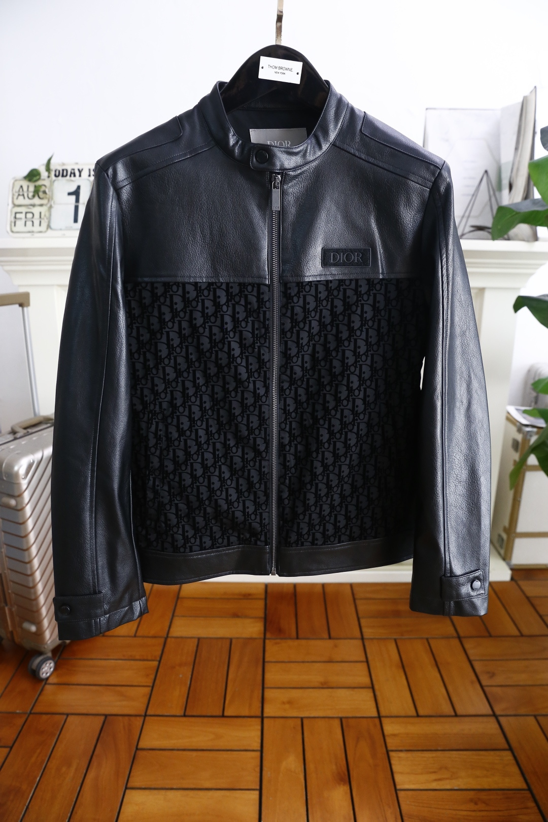 NO:514789,Christian Dior. 2026 autumn new product!  The fashionable men's stand-up collar zipper jacket is so handsome that it is absolutely handsome and popular style!  Comfortable, warm and environmentally friendly leather fabric!  The dress of the autumn item, the upper body rate, and the outdated styles are always online. Therefore, the more time goes by, the more delicious it becomes, the more new it is, the details show the craftsmanship everywhere!  The upper body is generous enough, high-end and simple enough, and has super strong dressing skills. It is a good style that must be seen!  Counter size 48-56, shipped the next day!  ,dior,dior,jackets & coats,jackets & coats,alexander wang19860909迪奥/Christian Dior. 2026秋季新品！时尚男士立领拉链夹克外套上身帅到爆,绝对帅气的人气款式！采用舒适保暖环保皮面料！入秋单品着装,上身率,永远在线的不过时款式.所以,越穿越有味道的弥久常新.处处细节显工艺！上身足够大方,足够的高级跟简单,穿搭能力超强,必眼入的好款！专柜尺码48-56,隔天出货！,,dior,dior,jackets & coats,jackets & coats,alexander wang,Men's clothing