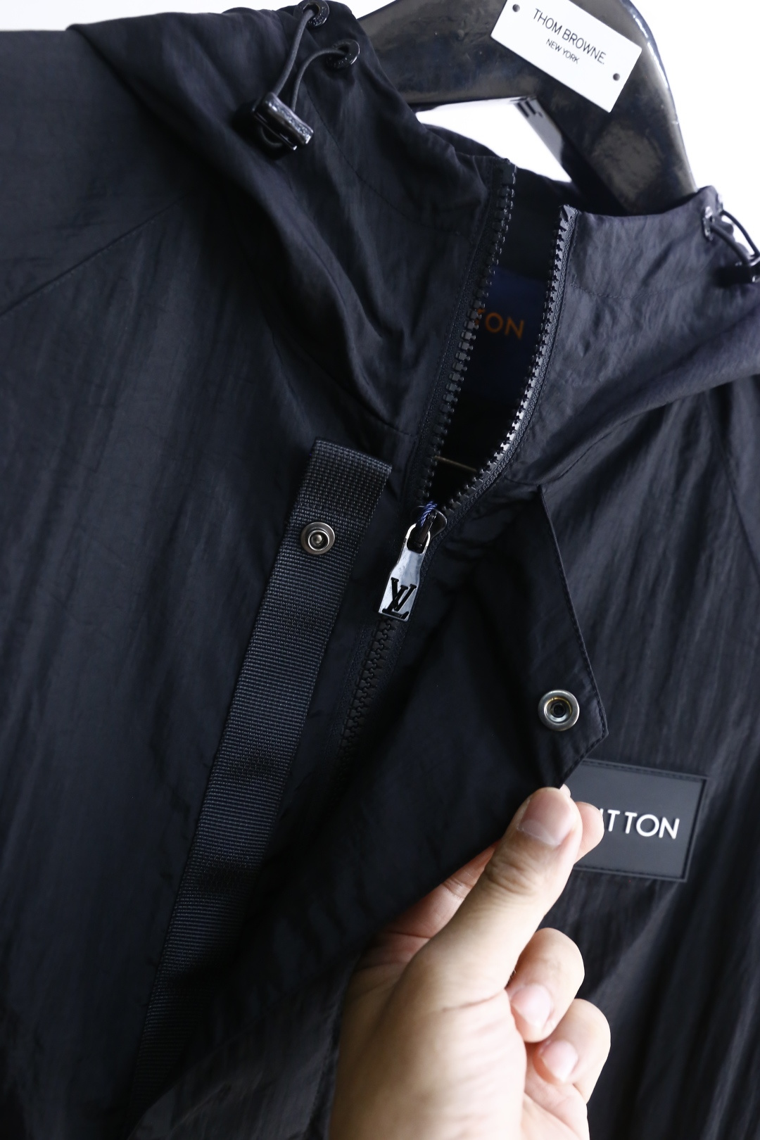 🔥路易威*/Louis Vuitt*n.
秋季新品时尚男士连帽夹克！舒适百搭，人气极高的一款单品！奢华经