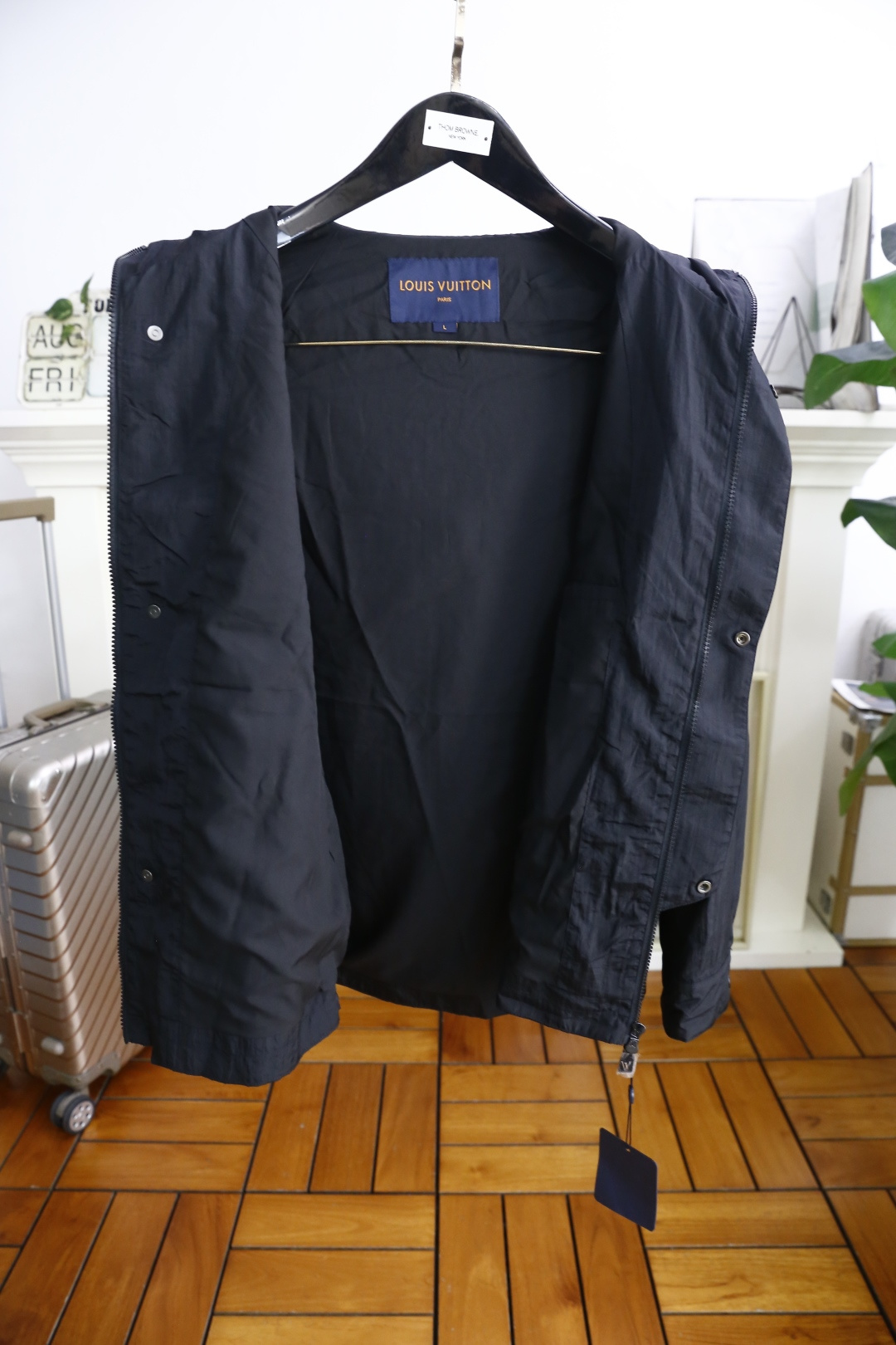 🔥路易威*/Louis Vuitt*n.
秋季新品时尚男士连帽夹克！舒适百搭，人气极高的一款单品！奢华经