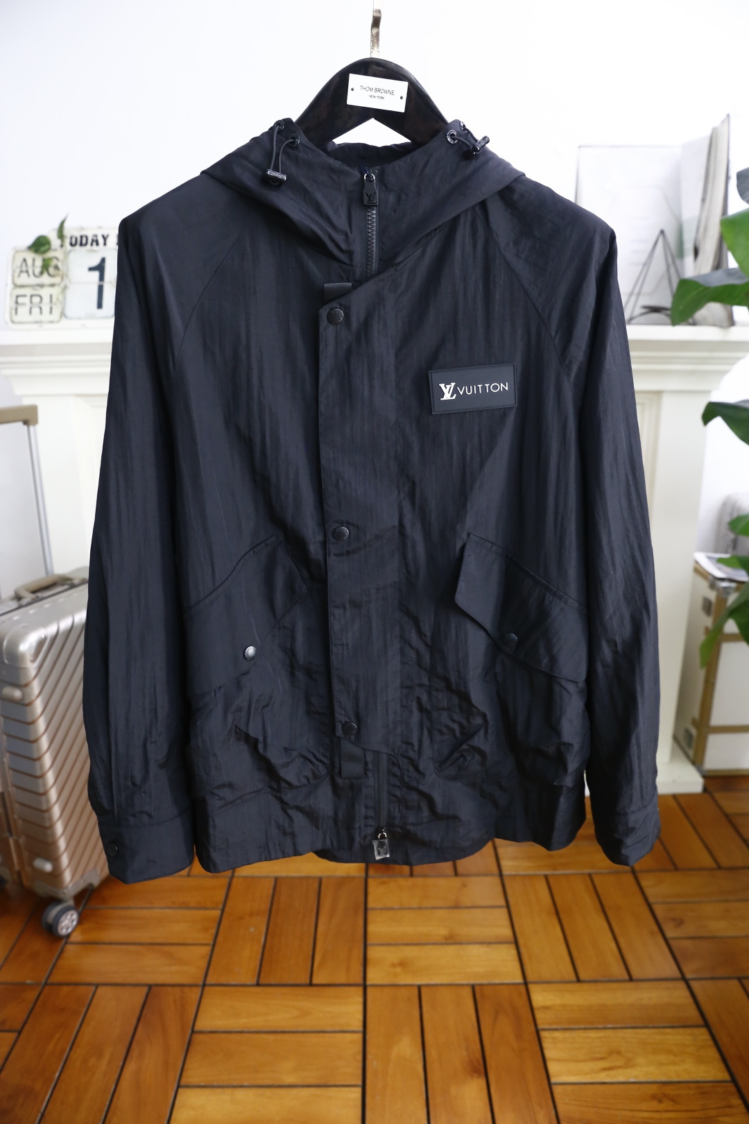 NO:515764,Louis Vuitt*n. 2026 autumn new fashion men's hooded jacket!  Comfortable and versatile, extremely popular item!  The luxury classic brand letter LOGO is made of comfortable fabric and heavy material. It has a very delicate texture, exquisite and exquisite detailing and exquisite auxiliary materials. It is all supplied by foreign merchants. It is a single item with extremely high shaping. Its appearance on the street is absolutely eye-catching and is an excellent equipment that can be selected from thousands of people!  Counter size M-3XL, shipped the next day!  ,,louis vuitton,louis vuitton,jackets & coats,hats,alexander wang19860909路易威*/Louis Vuitt*n. 2026秋季新品时尚男士连帽夹克！舒适百搭,人气极高的一款单品！奢华经典品品牌字母LOGO搭配采用舒适面料高克重材质,质感非常细腻,细节工艺精湛考究,辅料皆为外商客供,塑造性极高的一款单品,出街造型绝对招眼吸睛,万里挑一的绝佳装备！专柜尺码M-3XL,隔天出货！,,louis vuitton,louis vuitton,jackets & coats,hats,alexander wang,Men's clothing