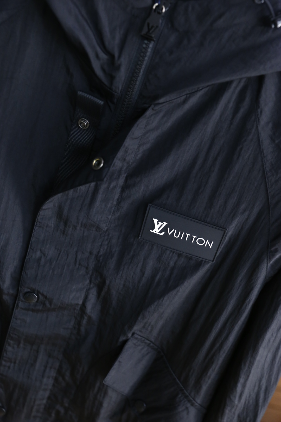 🔥路易威*/Louis Vuitt*n.
秋季新品时尚男士连帽夹克！舒适百搭，人气极高的一款单品！奢华经