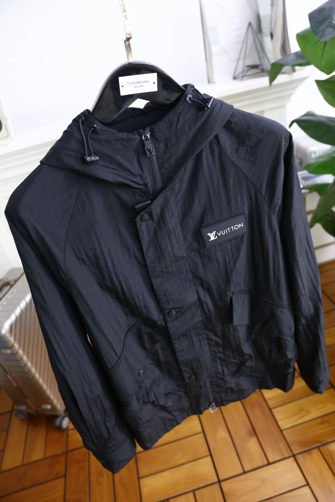 🔥路易威*/Louis Vuitt*n.
秋季新品时尚男士连帽夹克！舒适百搭，人气极高的一款单品！奢华经