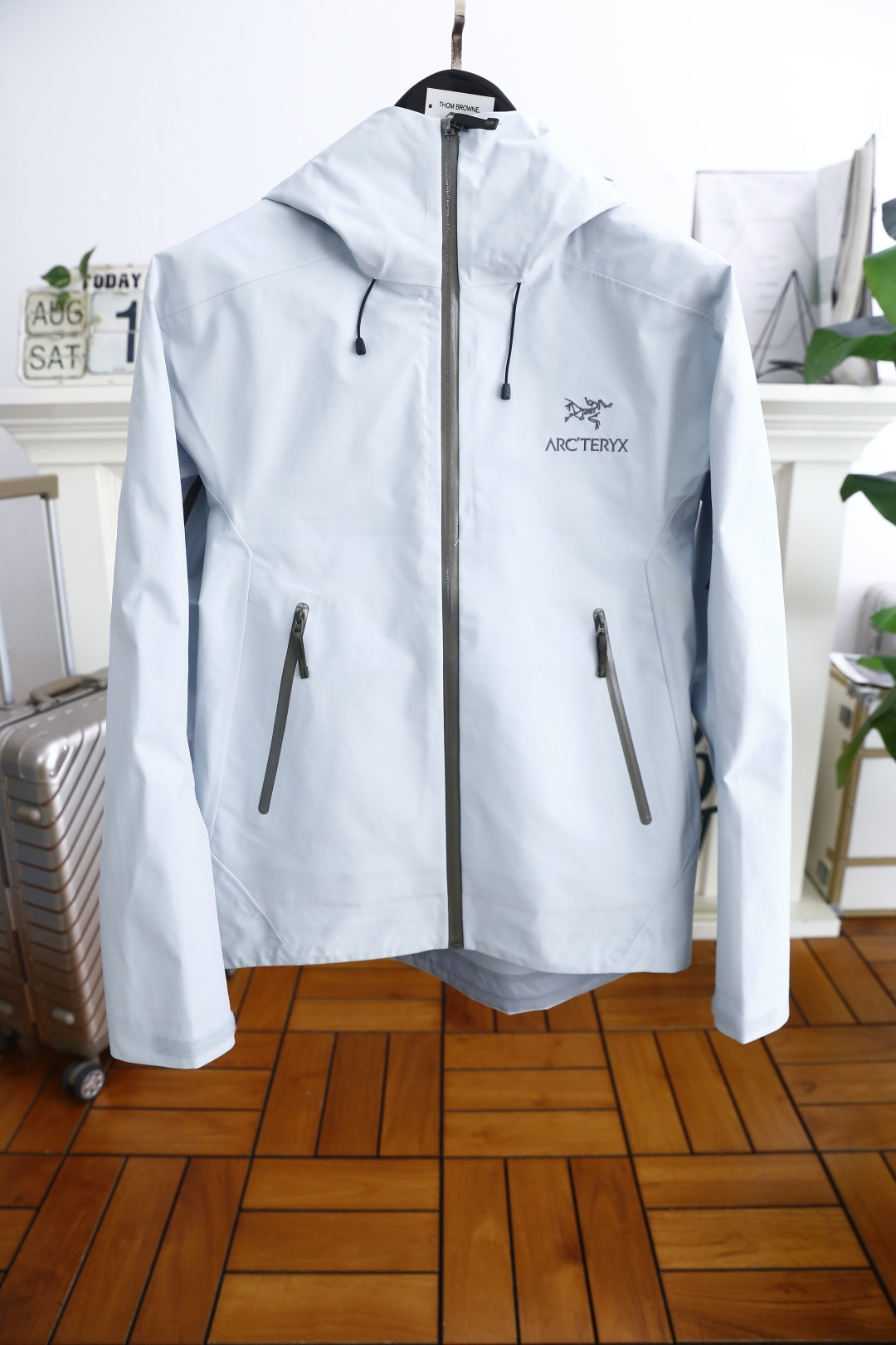 NO:515620,Archaeopteryx. 26 early autumn new fashion and versatile men and women’s same style as jacket!  The brand's classic logo is paired with three functions: waterproof, windproof and breathable. This is not just an ordinary jacket, it is the best companion for outdoor sports enthusiasts, but also an ideal choice for urban commuters to use high-tech fabrics to effectively block rainwater penetration and keep the body dry even in heavy rain. The special fabric structure can withstand strong winds and protect you from the troubles of cold and wind and sand!  Even during high-intensity exercise, it can ensure that sweat is discharged quickly, avoid moisture accumulation, and maintain comfort!  Counter size S-2XL, shipped the next day!  ,arc'teryx,jackets & coats,alexander wang19860909始祖鸟/archaeopteryx. 26早秋新品时尚百搭男女同款冲锋衣！胸前采用品牌经典LOGO搭配具有防水、防风、透气三大功能.这不仅仅是一件普通的外套,它是户外运动爱好者的最佳伴侣,也是都市通勤者的理想选择采用高科技面料,有效阻挡雨水渗透,即使在暴雨中也能保持身体干爽特殊的织物结构能够抵御强风侵袭,保护你免受寒冷和风沙的困扰！即使在高强度运动中,也能确保汗水迅速排出,避免湿气积聚,保持舒适度！专柜尺码S-2XL,隔天出货！,arc'teryx,jackets & coats,alexander wang,Men's clothing