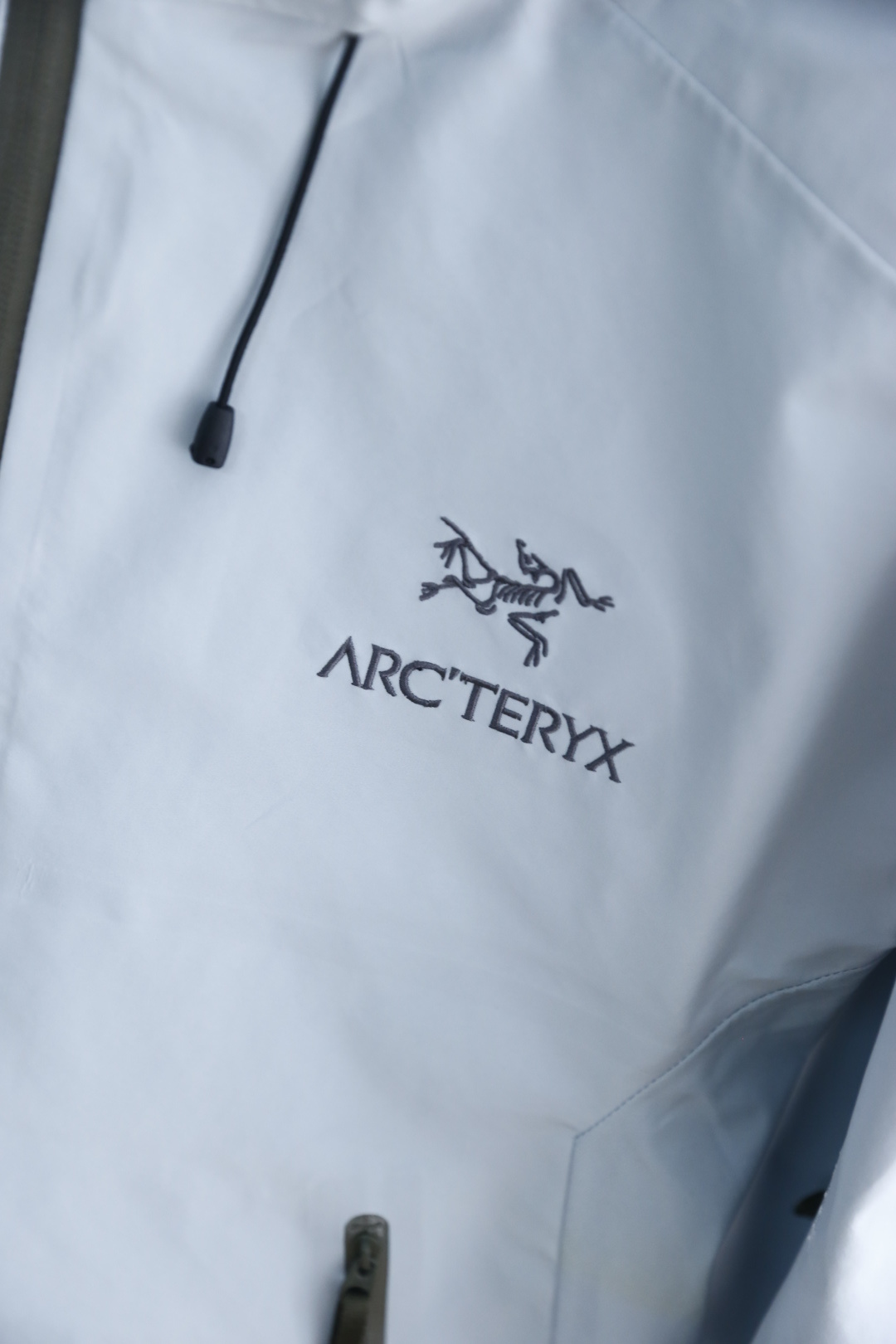 🔥始祖鸟/archaeoPteryx.
26早秋新品🆕时尚百搭男女同款冲锋衣！胸前采用品牌经典LOGO搭