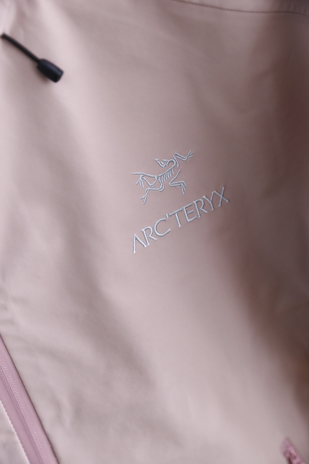 🔥始祖鸟/archaeoPteryx.
26早秋新品🆕时尚百搭男女同款冲锋衣！胸前采用品牌经典LOGO搭