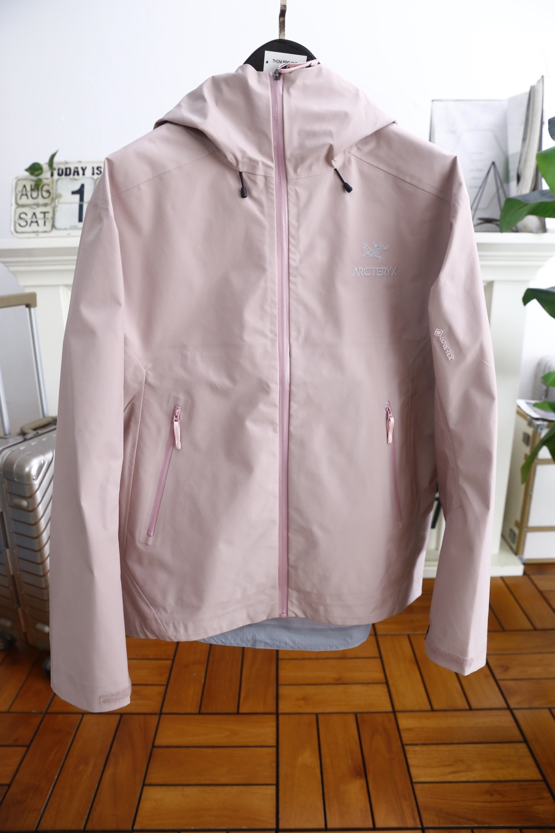 NO:515761,Archaeopteryx. 26 early autumn new fashion and versatile men and women’s same style as jacket!  The brand's classic logo is paired with three functions: waterproof, windproof and breathable. This is not just an ordinary jacket, it is the best companion for outdoor sports enthusiasts, but also an ideal choice for urban commuters to use high-tech fabrics to effectively block rainwater penetration and keep the body dry even in heavy rain. The special fabric structure can withstand strong winds and protect you from the troubles of cold and wind and sand!  Even during high-intensity exercise, it can ensure that sweat is discharged quickly, avoid moisture accumulation, and maintain comfort!  Counter size S-2XL, shipped the next day!  ,arc'teryx,jackets & coats,alexander wang19860909始祖鸟/archaeopteryx. 26早秋新品时尚百搭男女同款冲锋衣！胸前采用品牌经典LOGO搭配具有防水、防风、透气三大功能.这不仅仅是一件普通的外套,它是户外运动爱好者的最佳伴侣,也是都市通勤者的理想选择采用高科技面料,有效阻挡雨水渗透,即使在暴雨中也能保持身体干爽特殊的织物结构能够抵御强风侵袭,保护你免受寒冷和风沙的困扰！即使在高强度运动中,也能确保汗水迅速排出,避免湿气积聚,保持舒适度！专柜尺码S-2XL,隔天出货！,arc'teryx,jackets & coats,alexander wang,Men's clothing